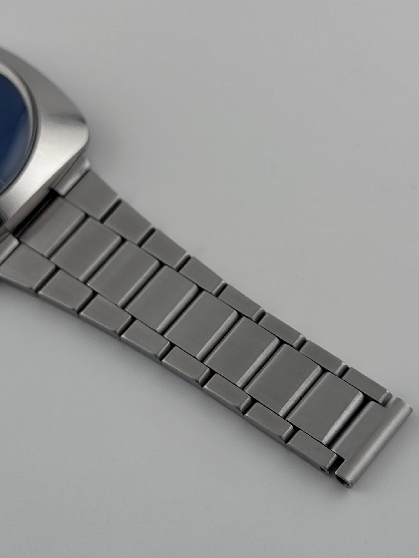 Omega Geneve Automatic Date 166.081 - Rare blue dial - Original Bracelet
