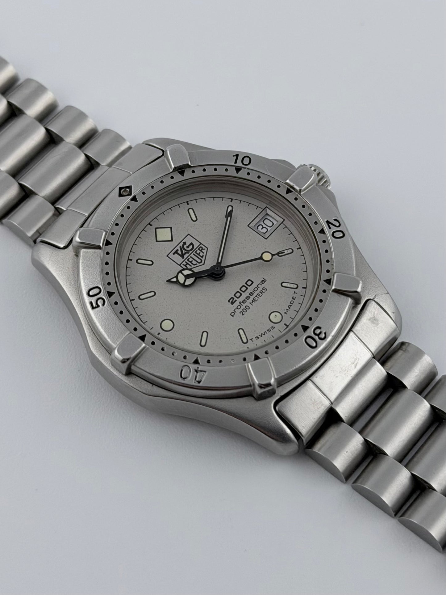 Tag Heuer Professional 2000 Quartz Date - 962.213