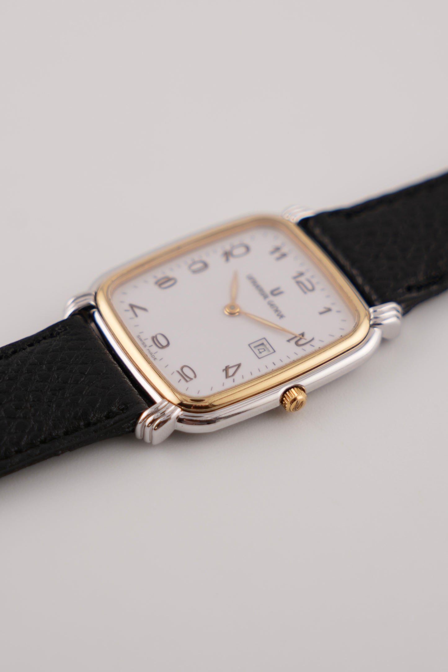 Universal Geneve Quartz Date - 646.312 - Rare