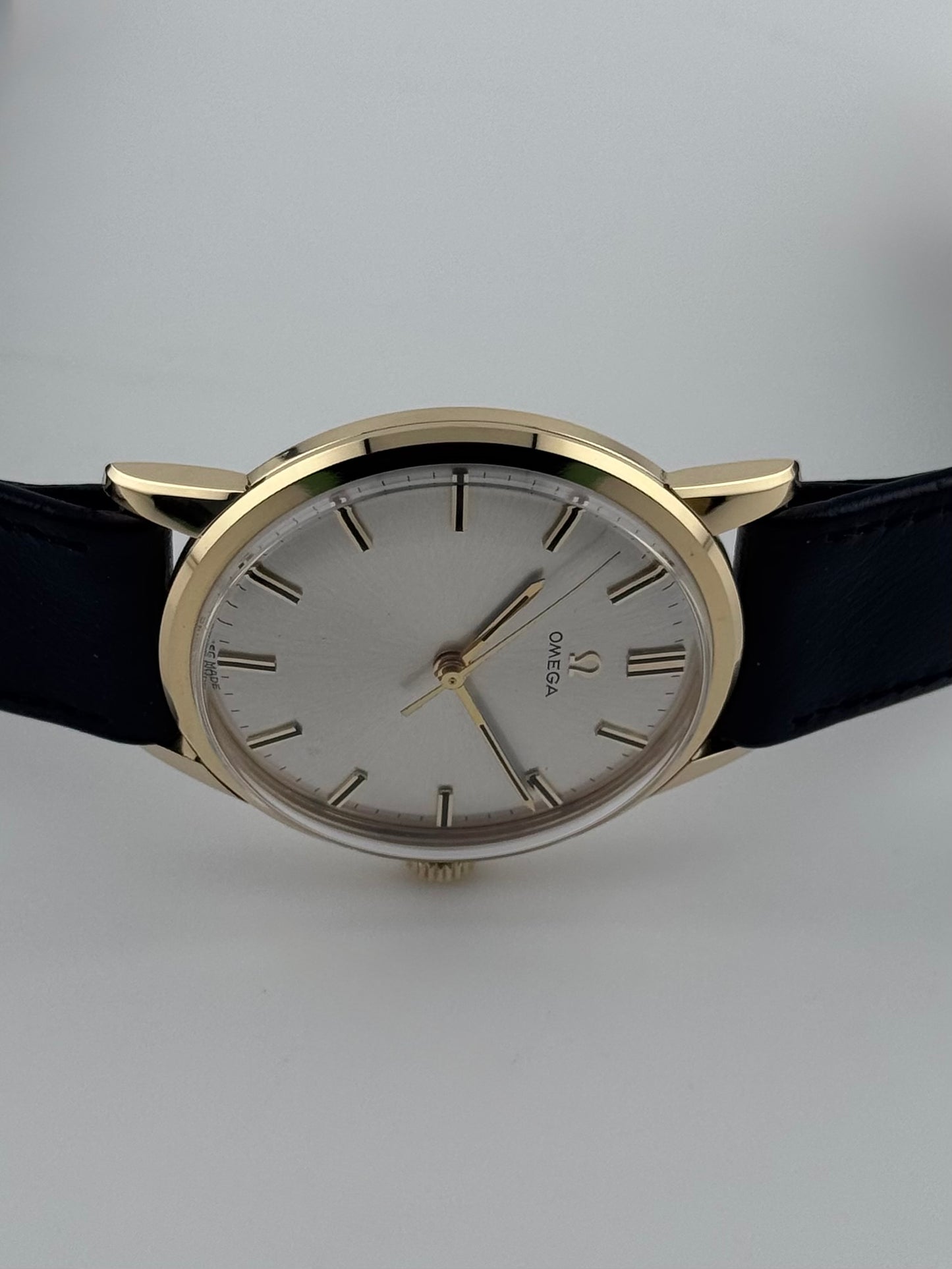 Omega Manual Wind  18ct Gold - 131.5418 - Box and Papers!