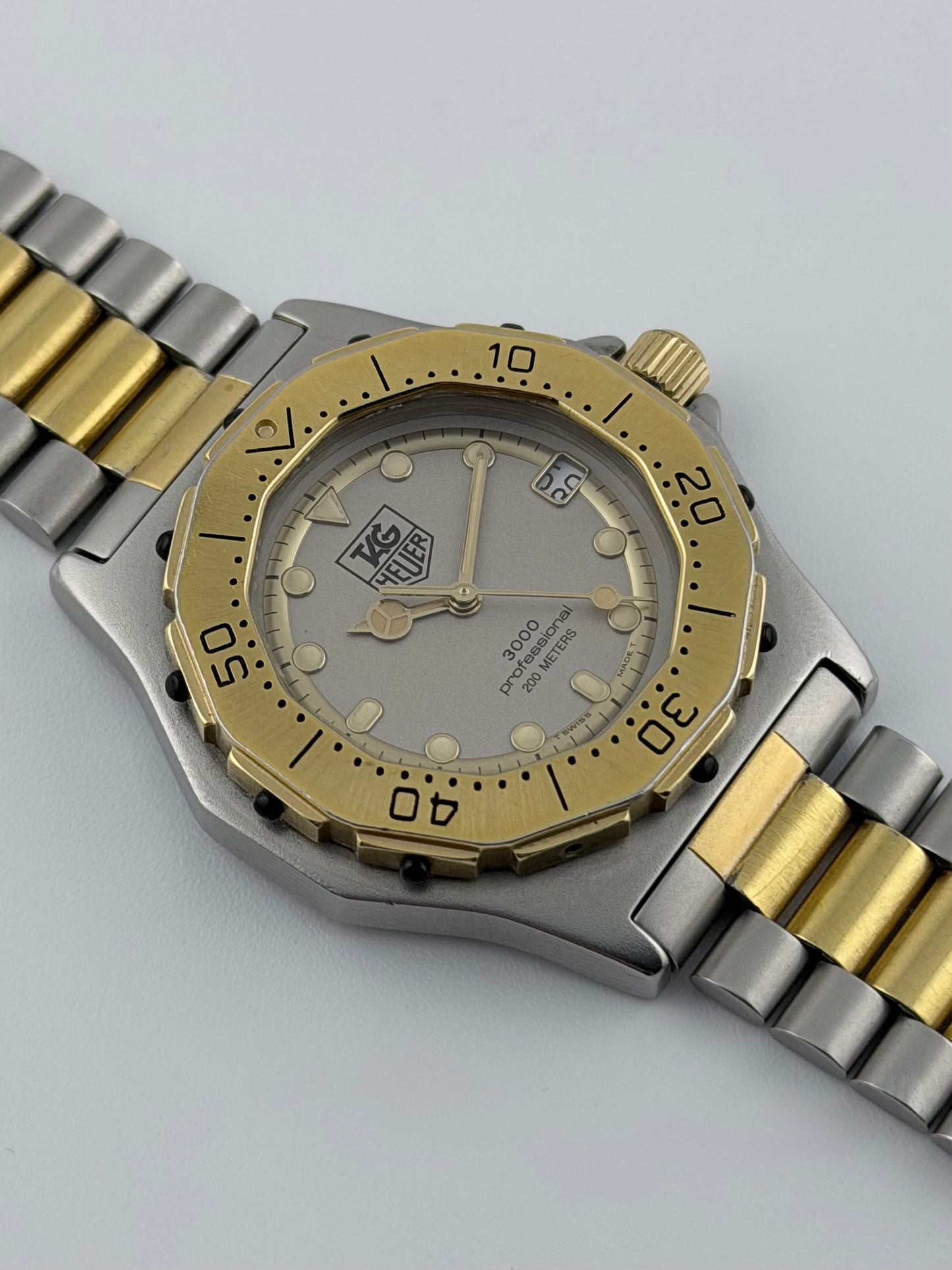 Tag Heuer Professional 3000 Quartz Date - 934.213
