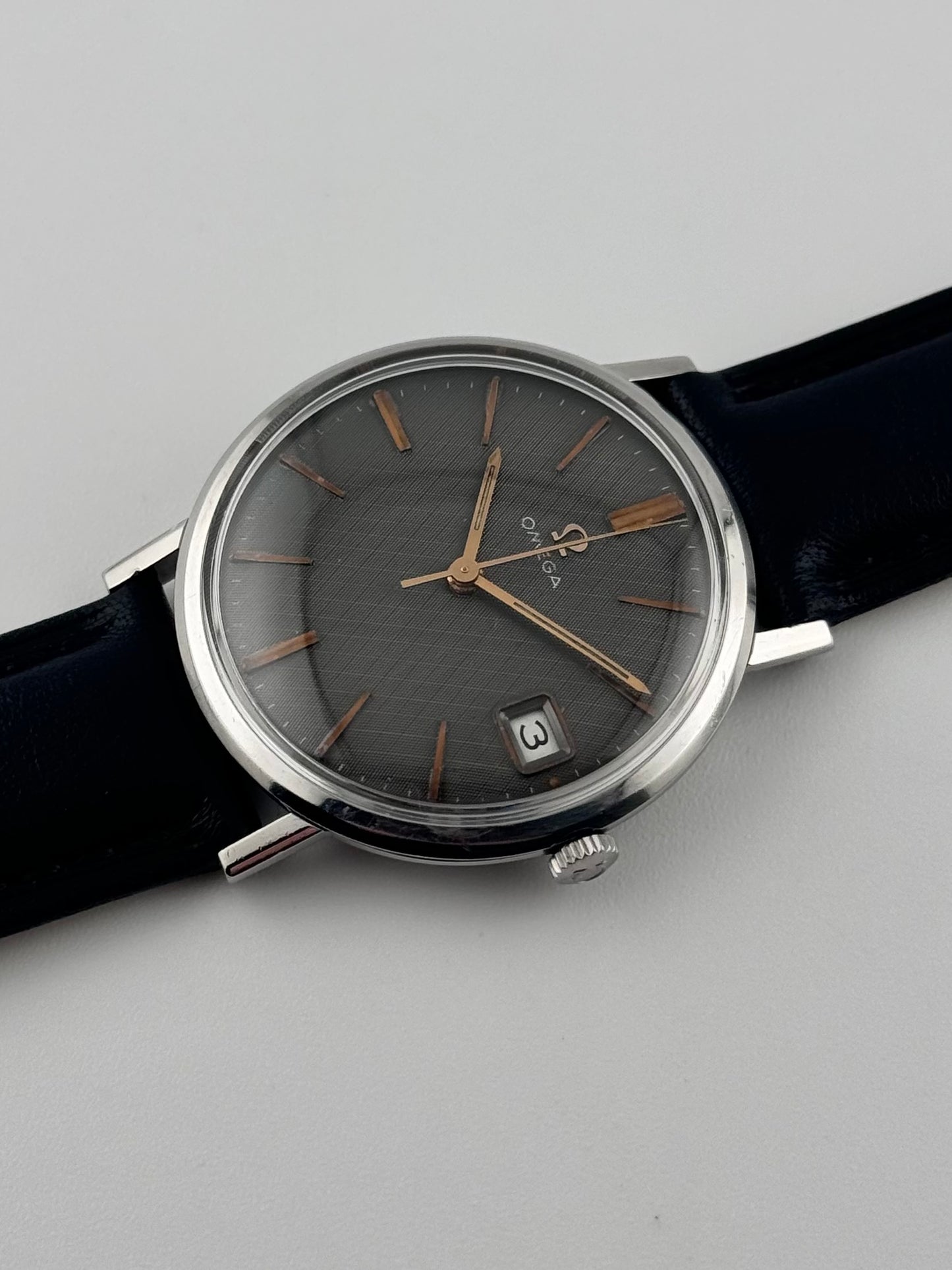 Omega Geneve Manual Date 132.019 - Grey Linen Dial