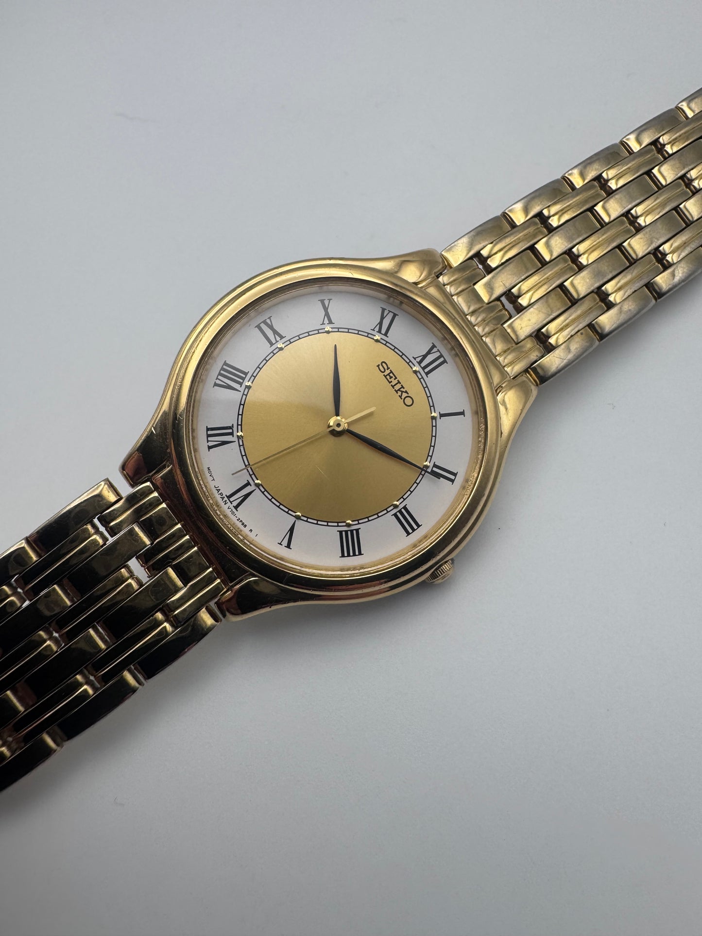 Seiko Quartz V701-1Y70
