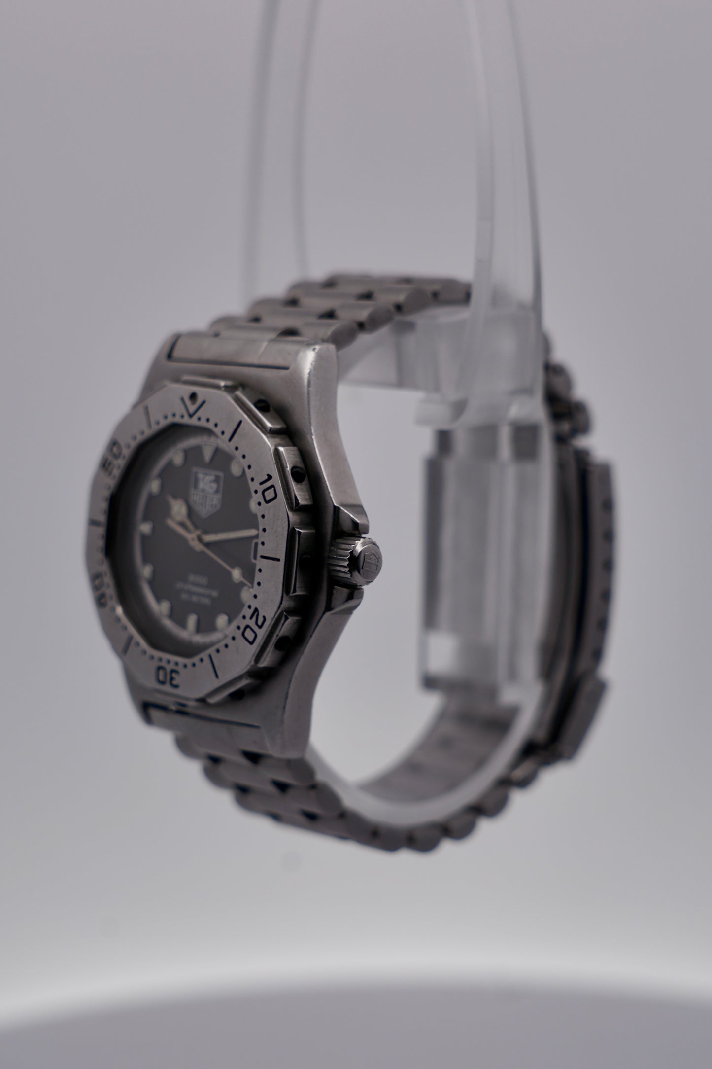 TAG Heuer Professional 3000 Quartz Date - 932.213