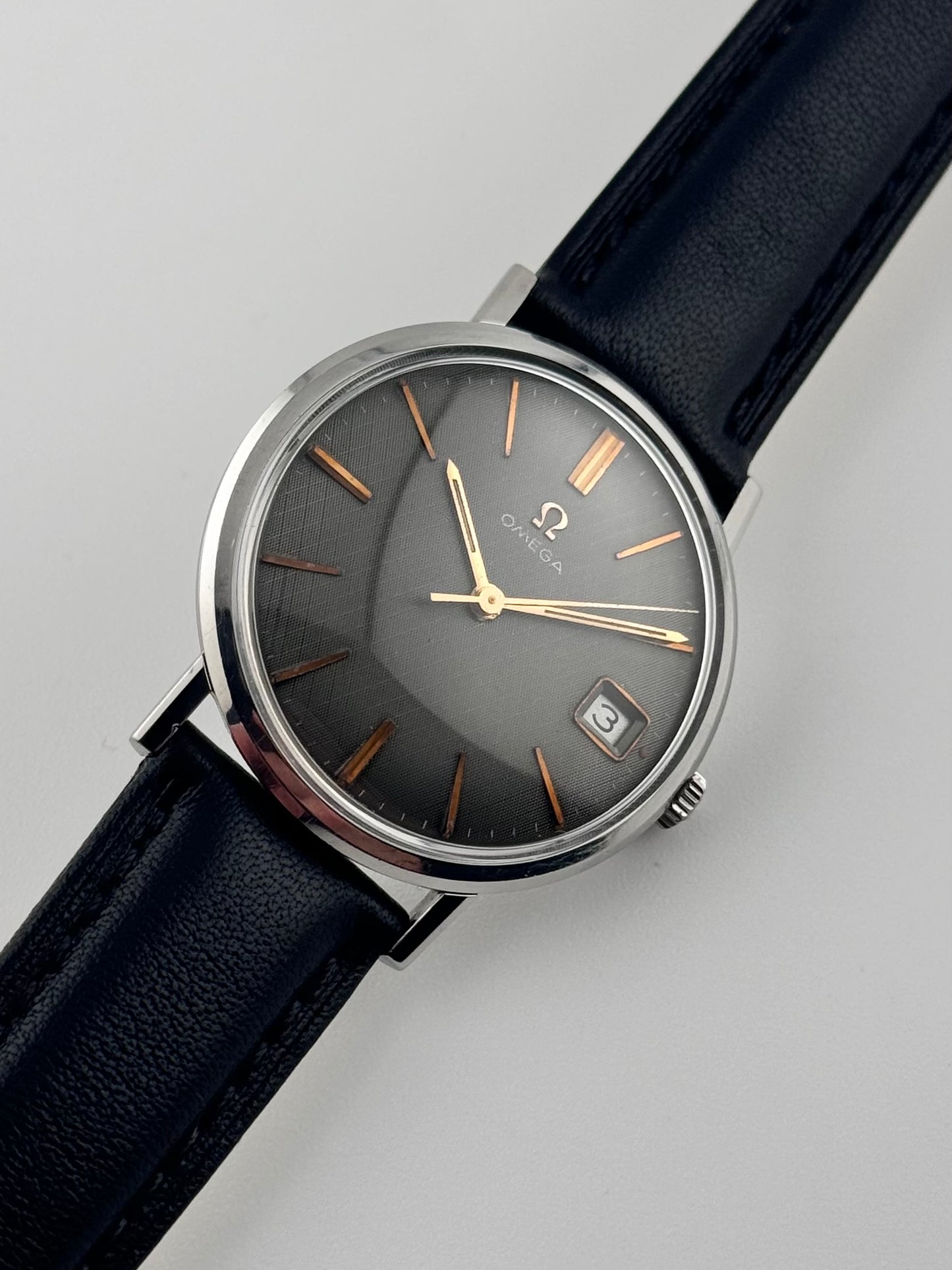 Omega Geneve Manual Date 132.019 - Grey Linen Dial
