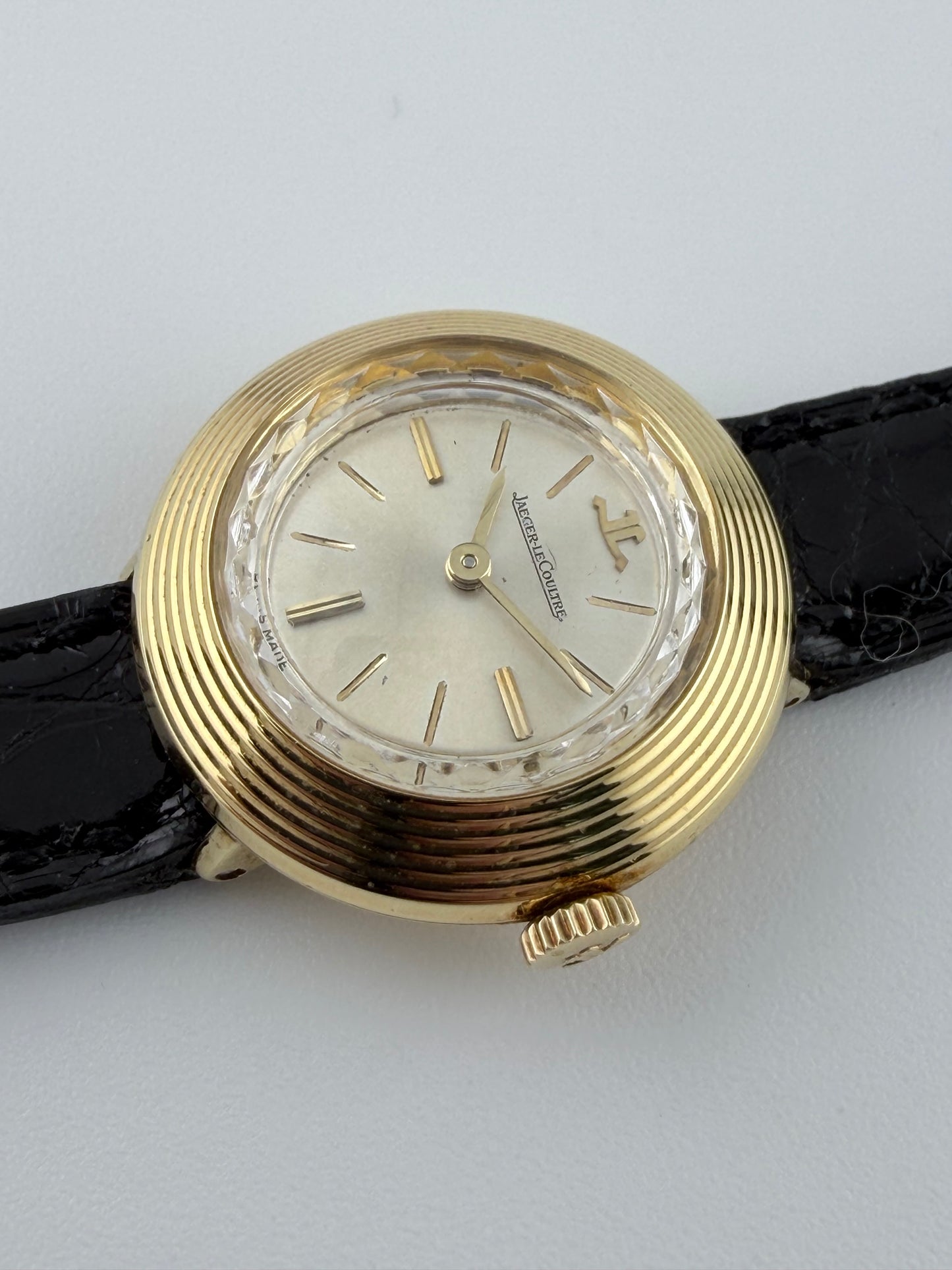 Jaeger LeCoultre Manual Wind 18kt Gold - Rare Decorated Disco Volante - Ladies