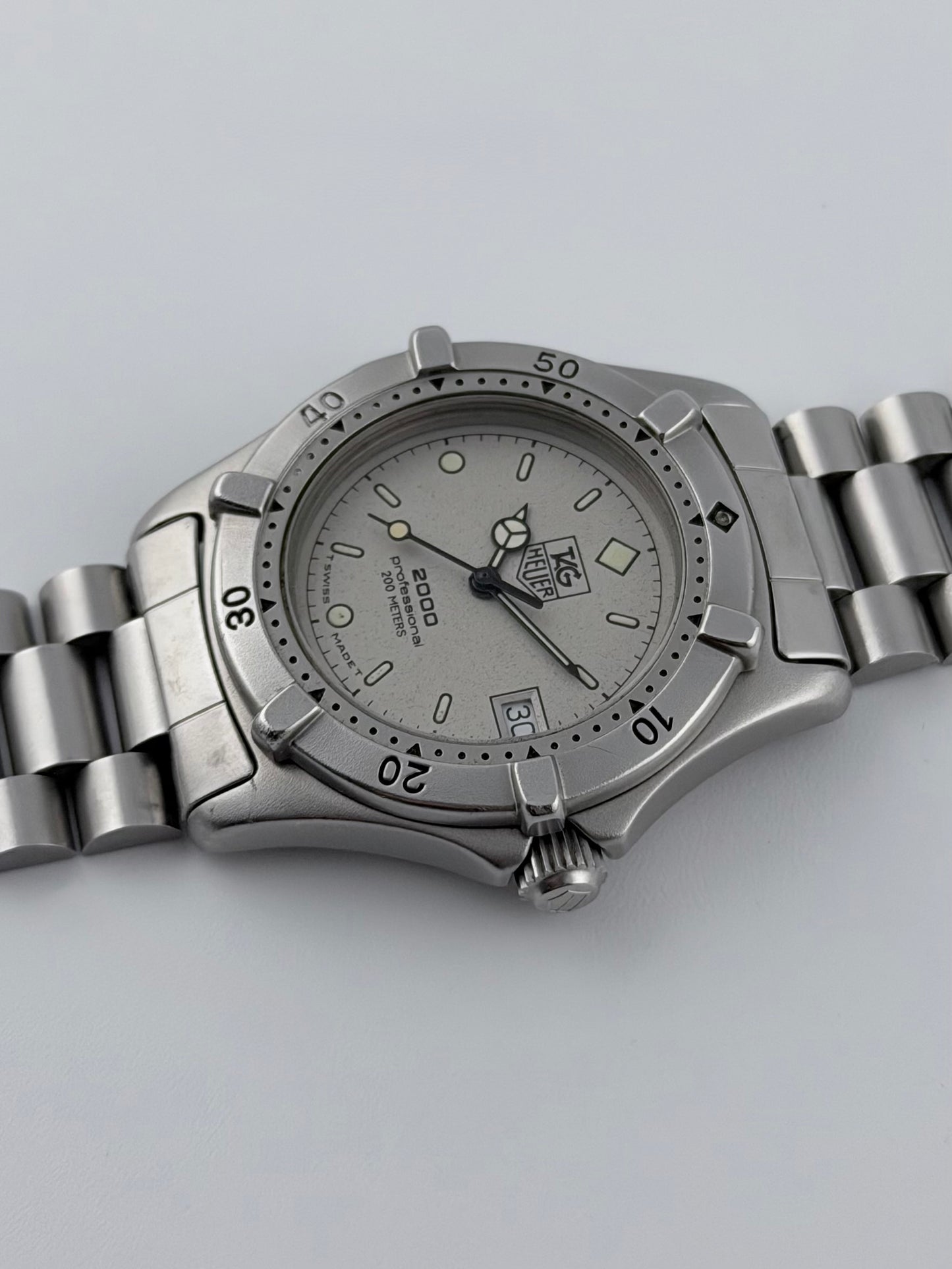 Tag Heuer Professional 2000 Quartz Date - 962.213