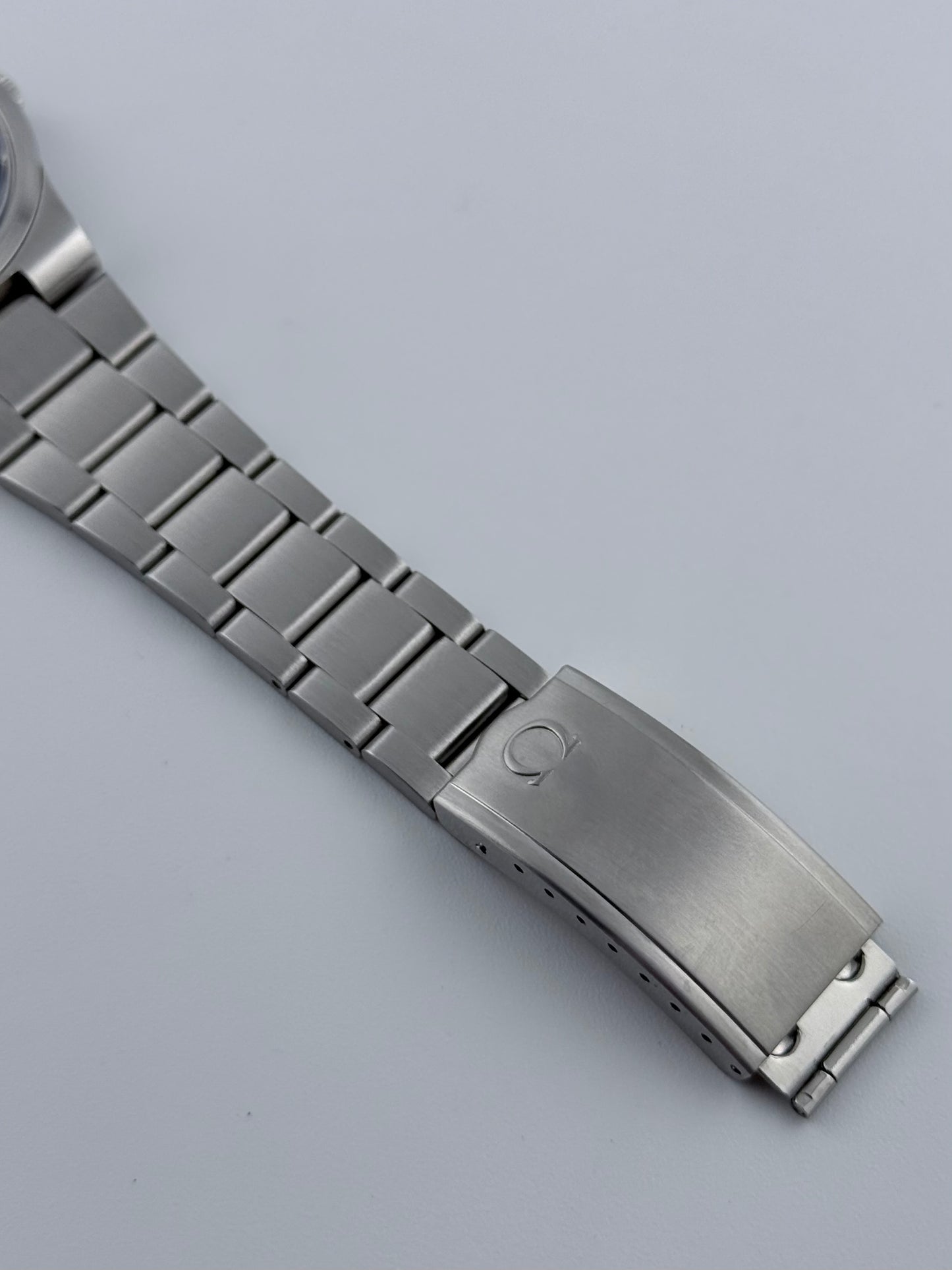 Omega Geneve Date Manual - 136.0103 - Rare Blue Dial - Box and Papers