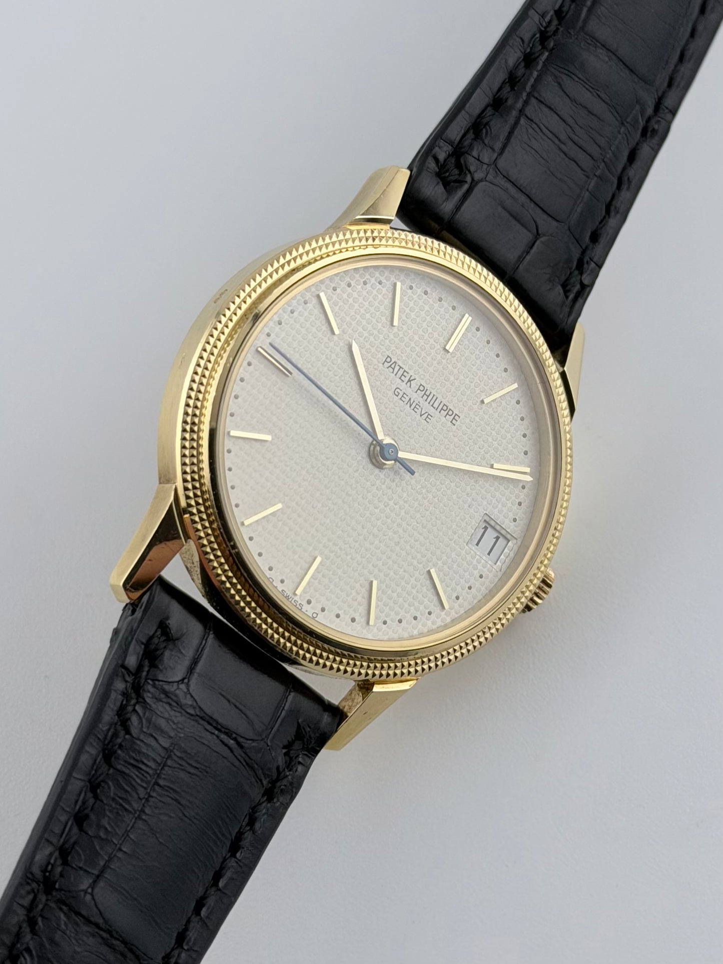 Patek Philippe Calatrava Automatic Date - First Series of the 3802 production run - Solid 18ct Gold