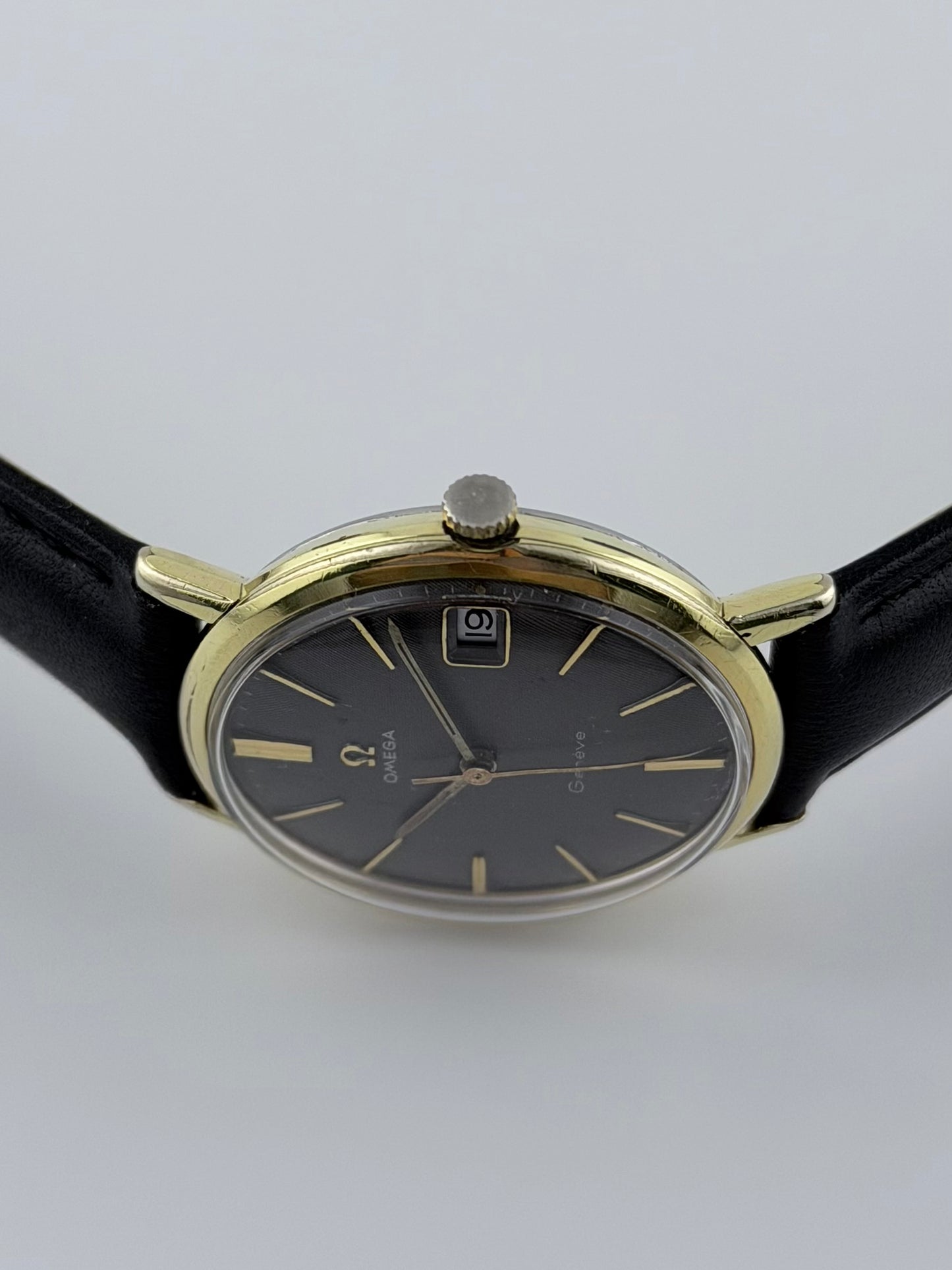 Omega Geneve Manual Date 132.00019 - Grey Linen Dial
