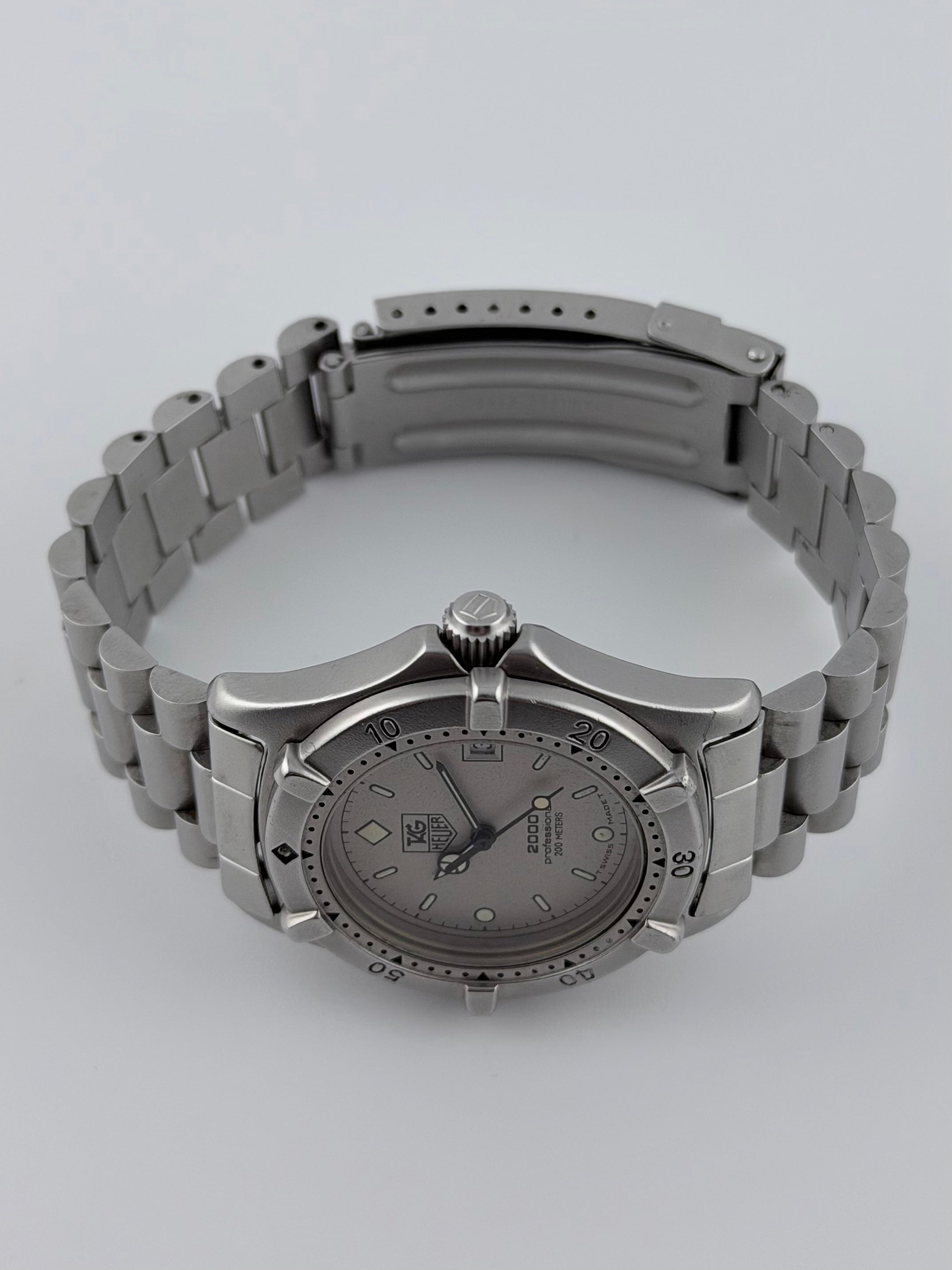 Tag Heuer Professional 2000 Quartz Date - 962.213 – The Wrist Watcher