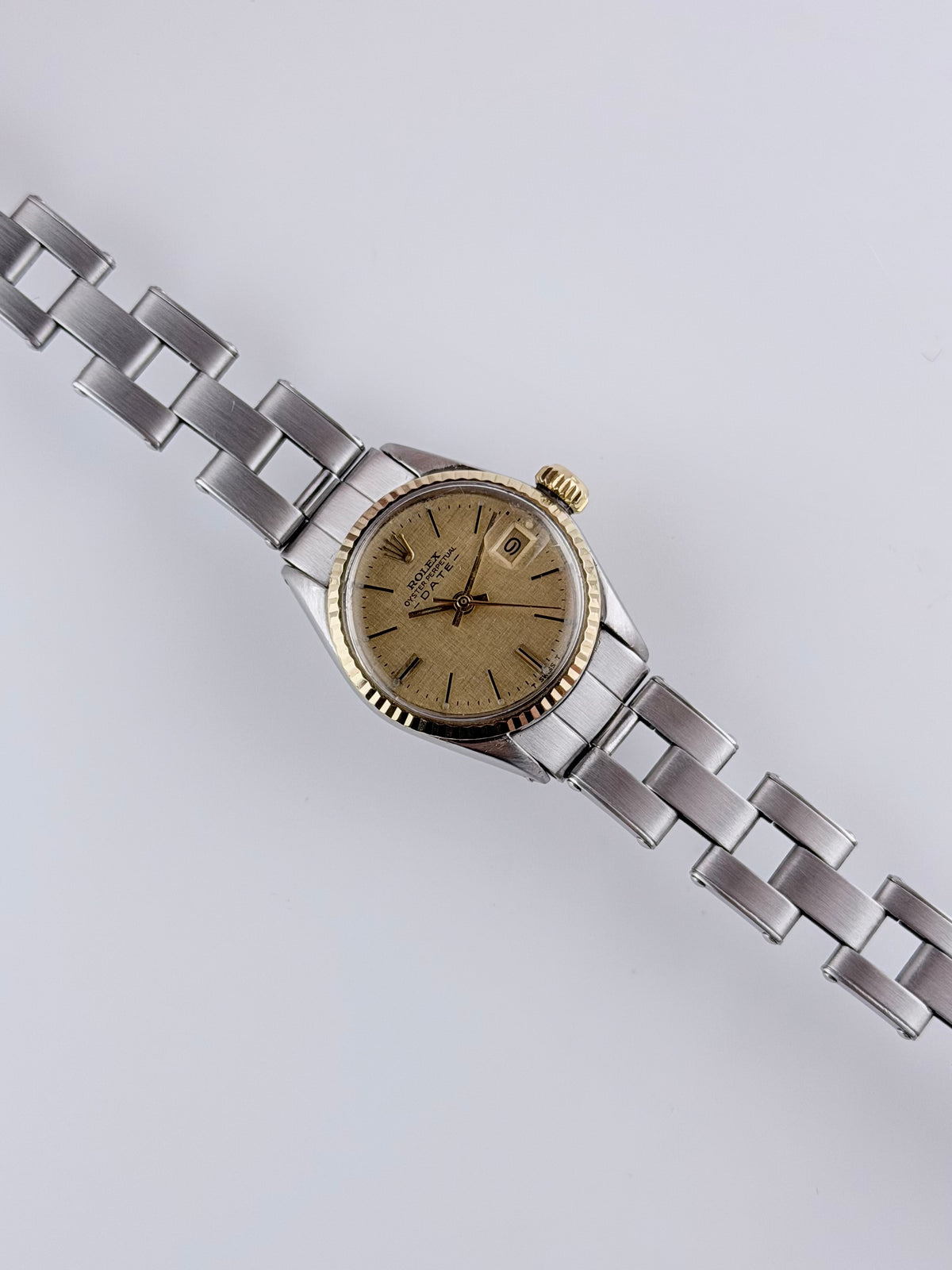 Rolex Oyster Perpetual Date Automatic – Ladies – 6517 – Linen Dial – Special Bracelet – 18ct Bezel – With Box