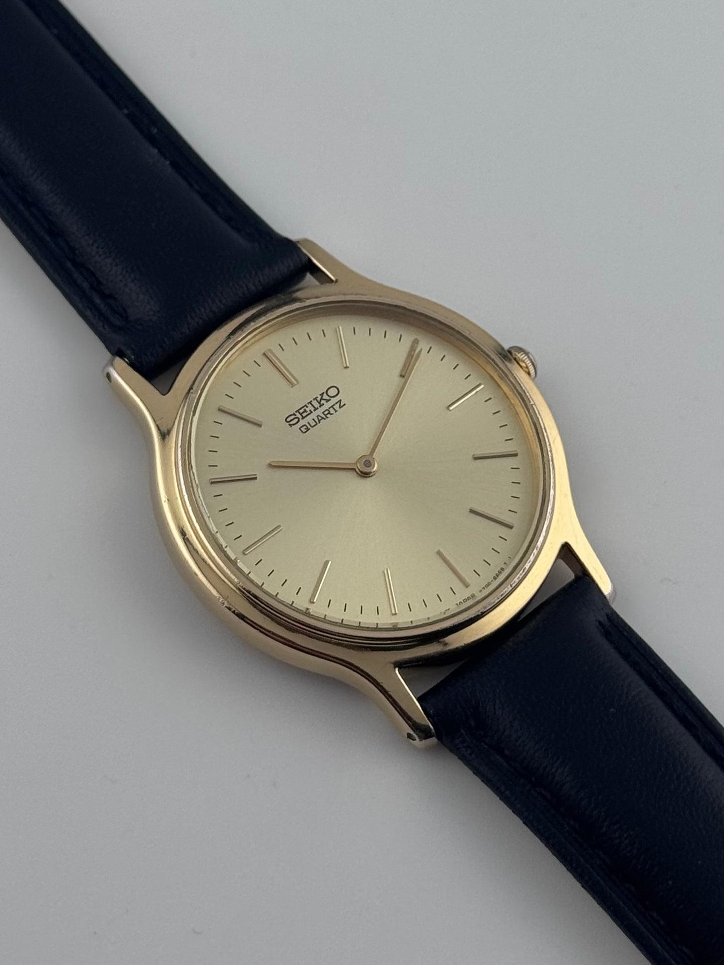 Seiko Quartz - V700-8A10