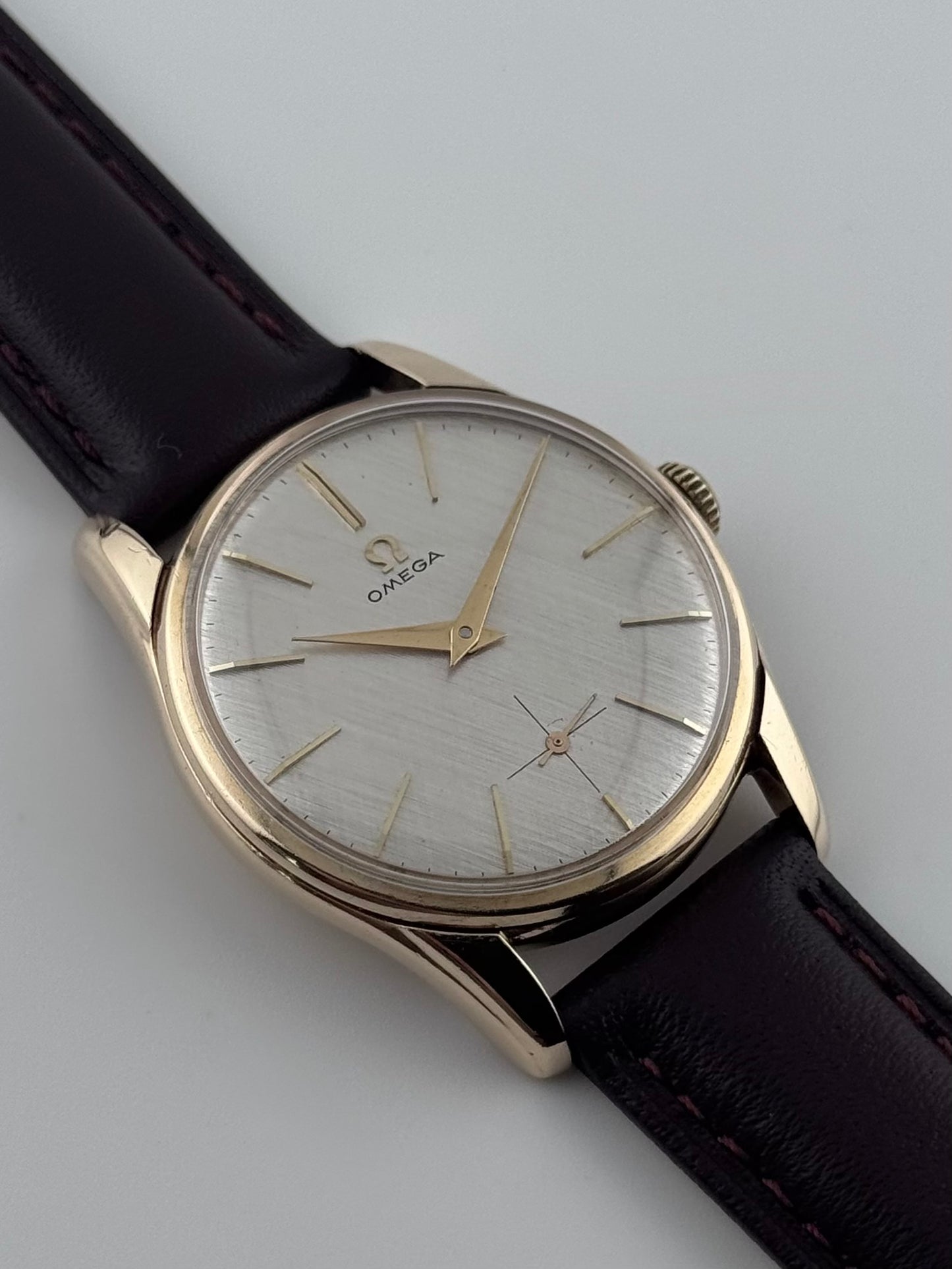 Omega Manual Wind 9ct Gold Sub Secs - R-159327 - Linen Dial