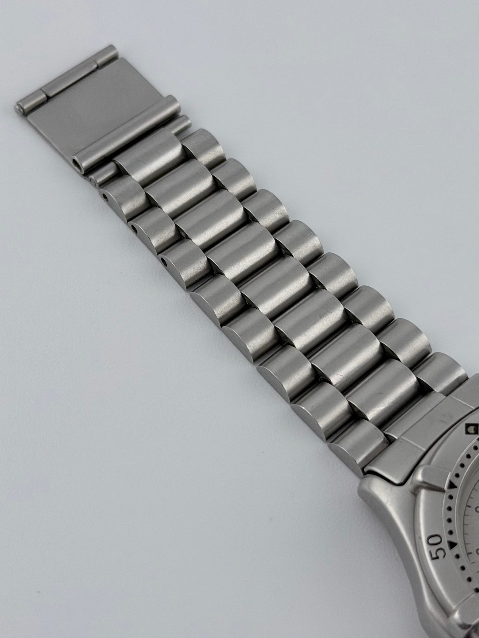 Tag Heuer Professional 2000 Quartz Date - 962.213 – The Wrist Watcher