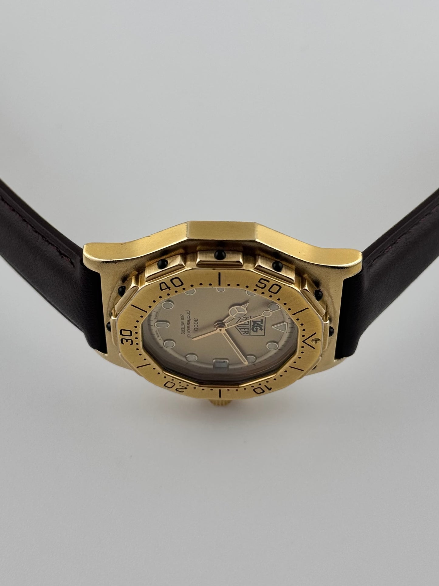 Tag Heuer Professional 3000 Quartz Date - 934.406