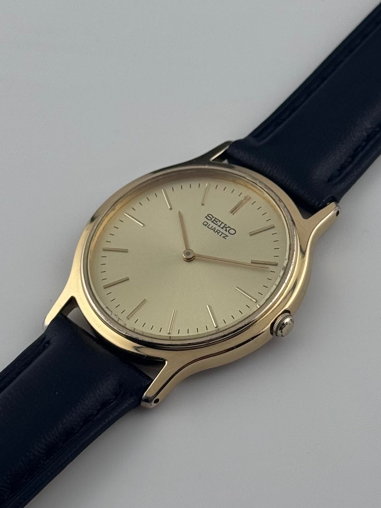 Seiko Quartz - V700-8A10