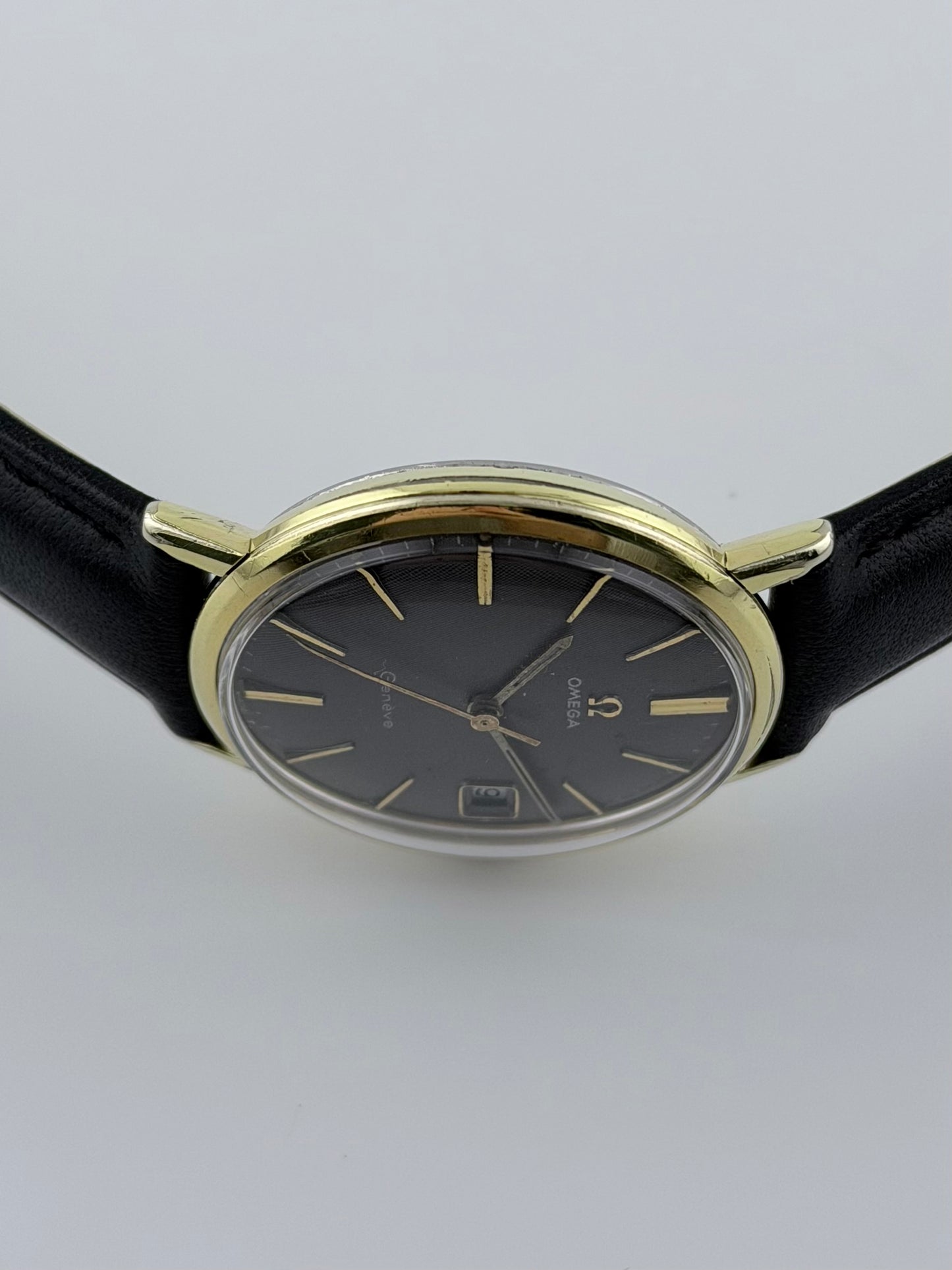 Omega Geneve Manual Date 132.00019 - Grey Linen Dial