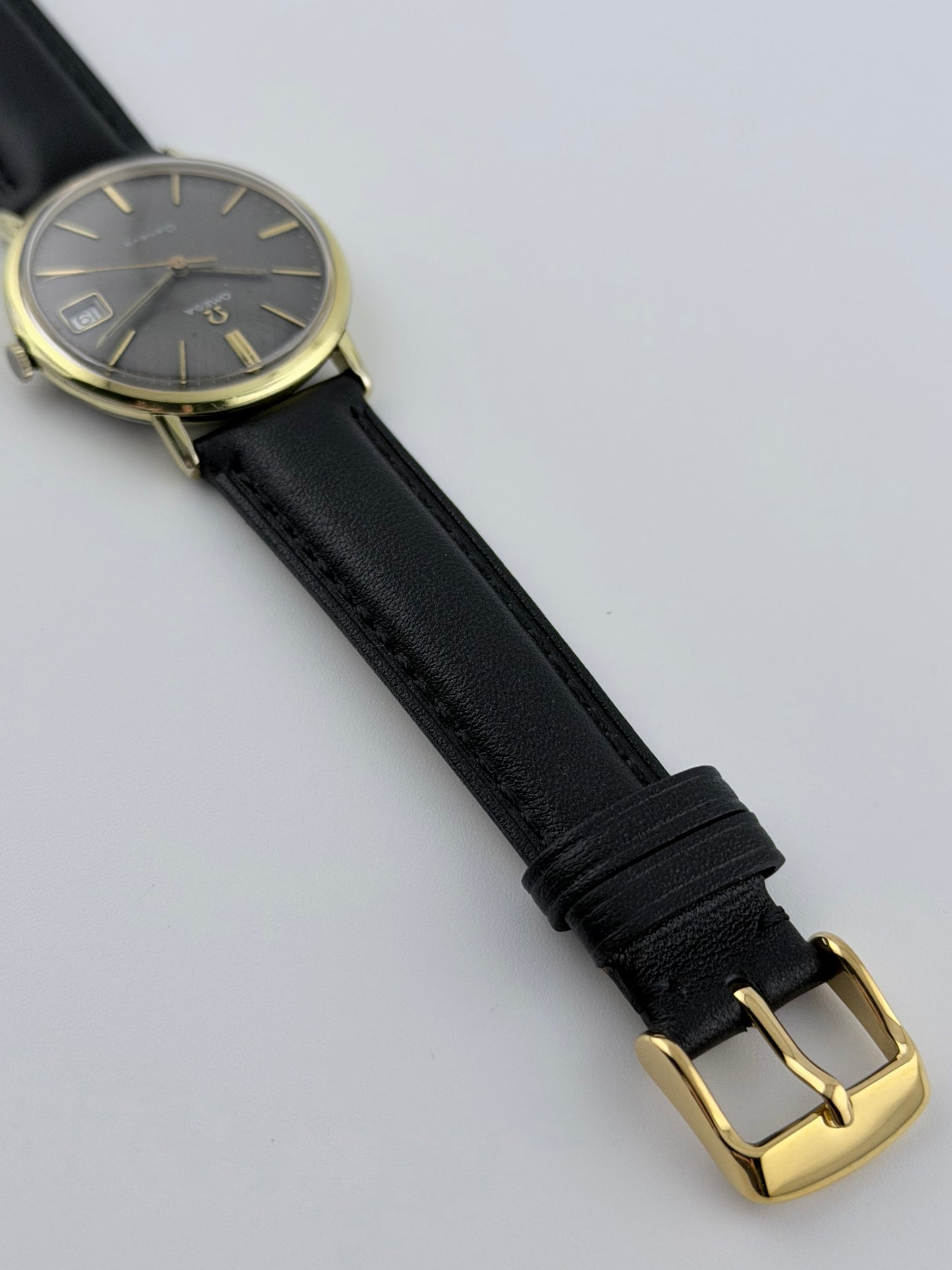 Omega Geneve Manual Date 132.00019 - Grey Linen Dial