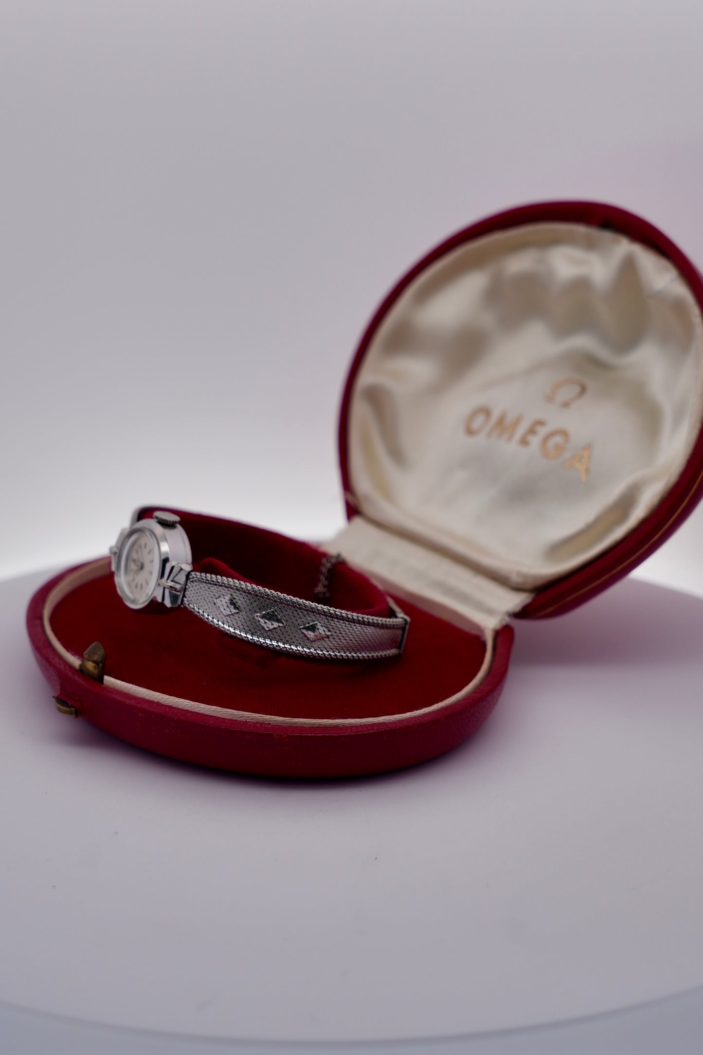 Omega Ladies Manual Wind 2510-36 - Original Clamshell Box