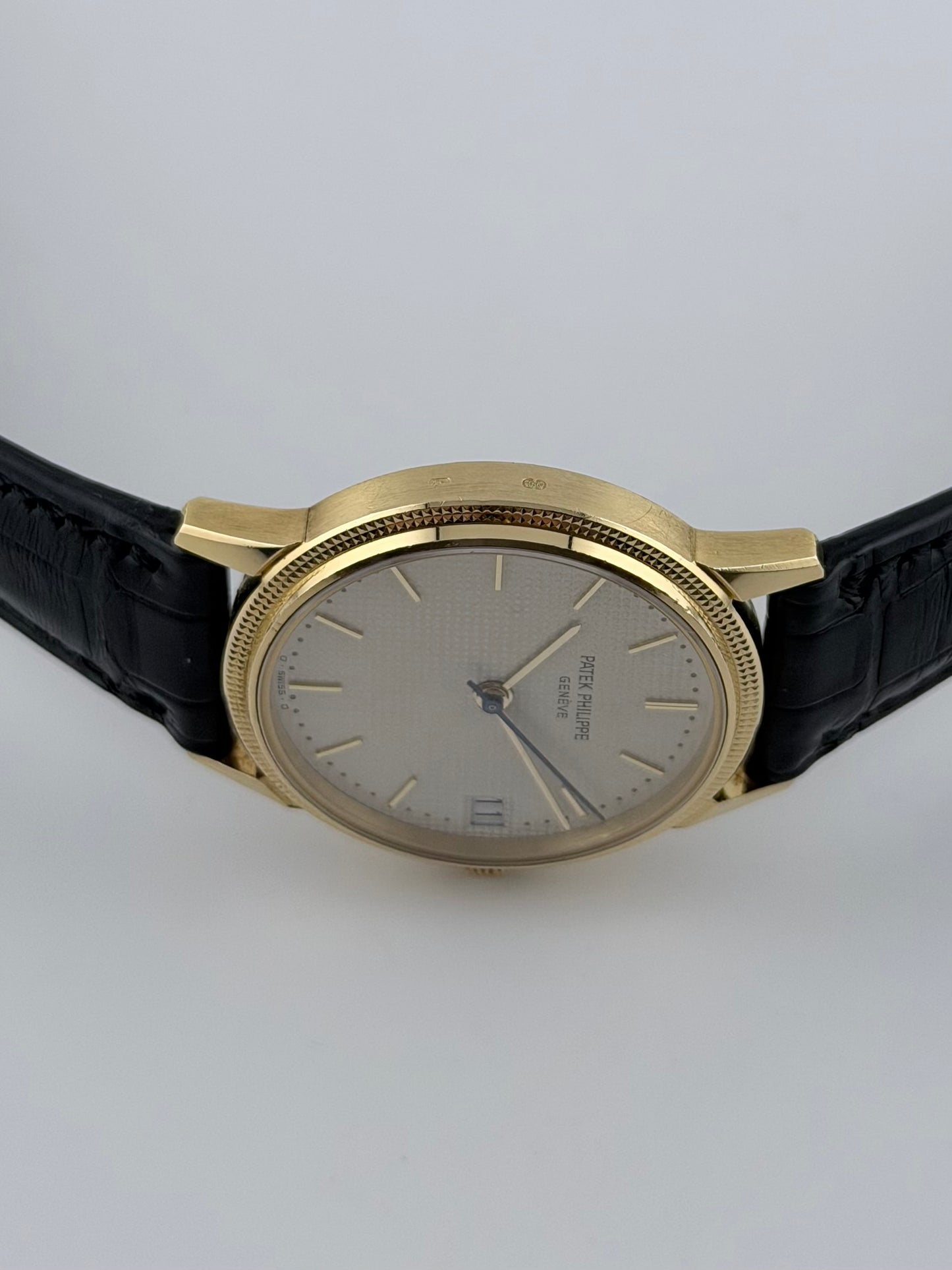 Patek Philippe Calatrava Automatic Date - First Series of the 3802 production run - Solid 18ct Gold