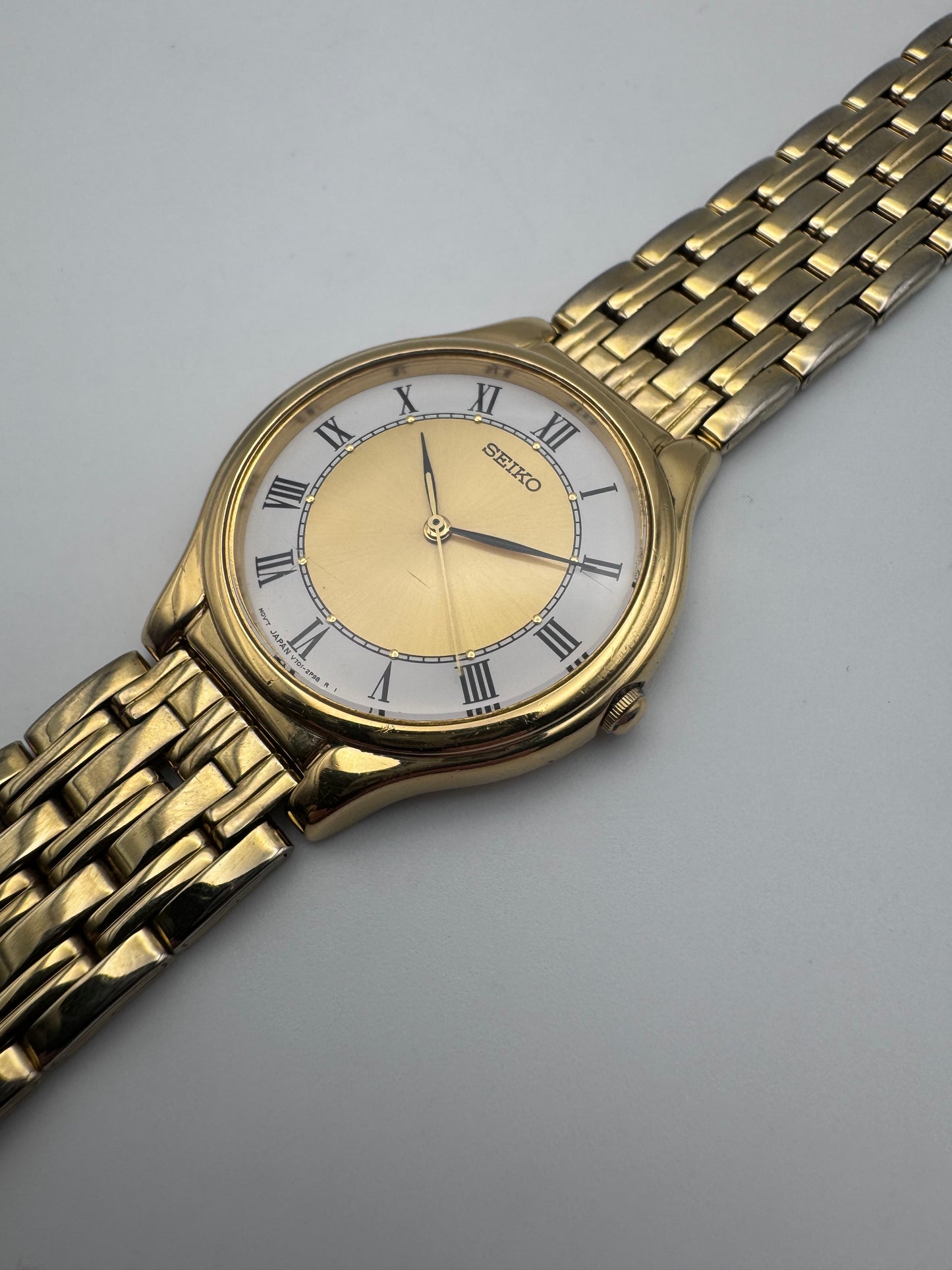 Seiko Quartz V701-1Y70