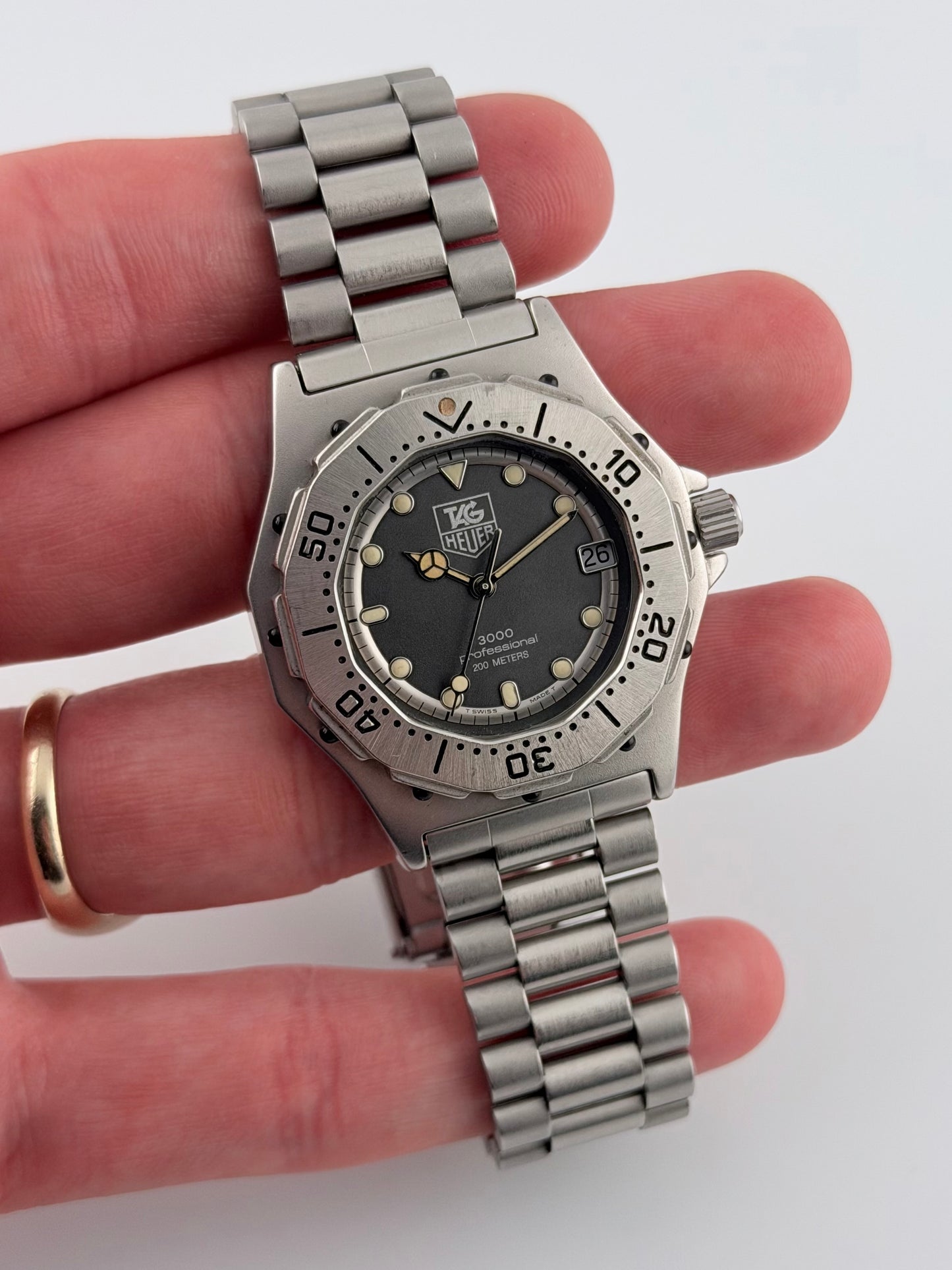 Tag Heuer Professional 3000 Quartz Date - 932.213