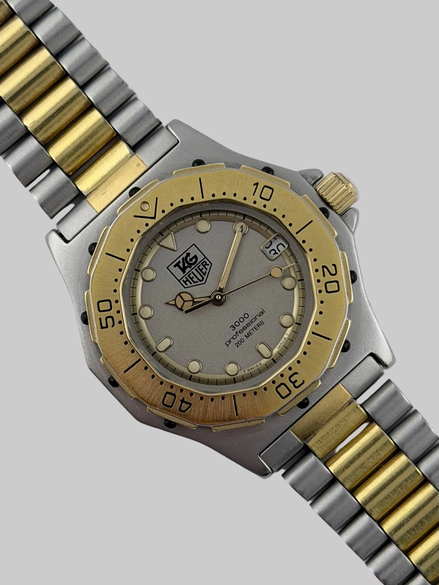 Tag Heuer Professional 3000 Quartz Date - 934.213