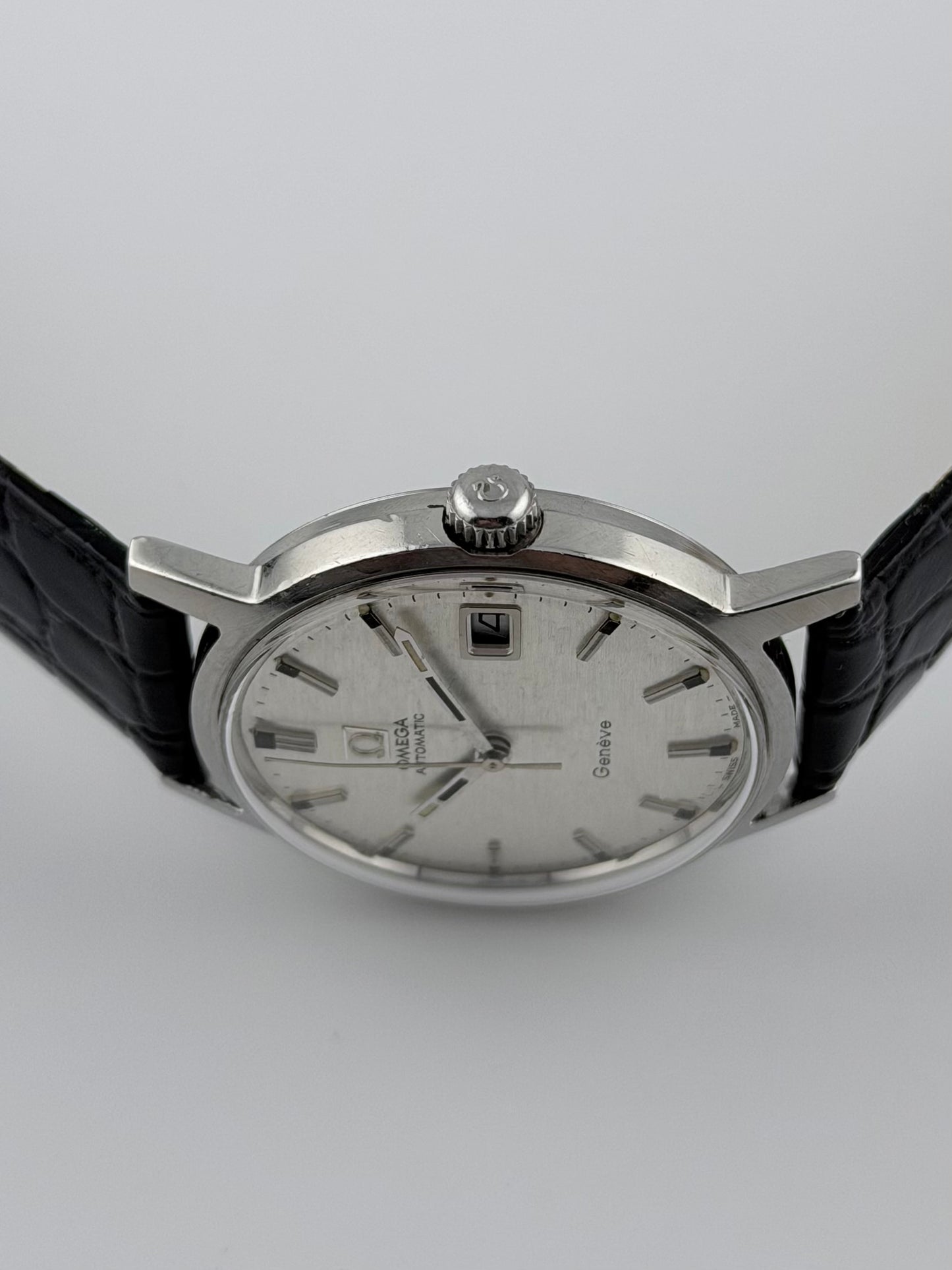 Omega Geneve Automatic Date 166.070 - Rare Shantung Dial