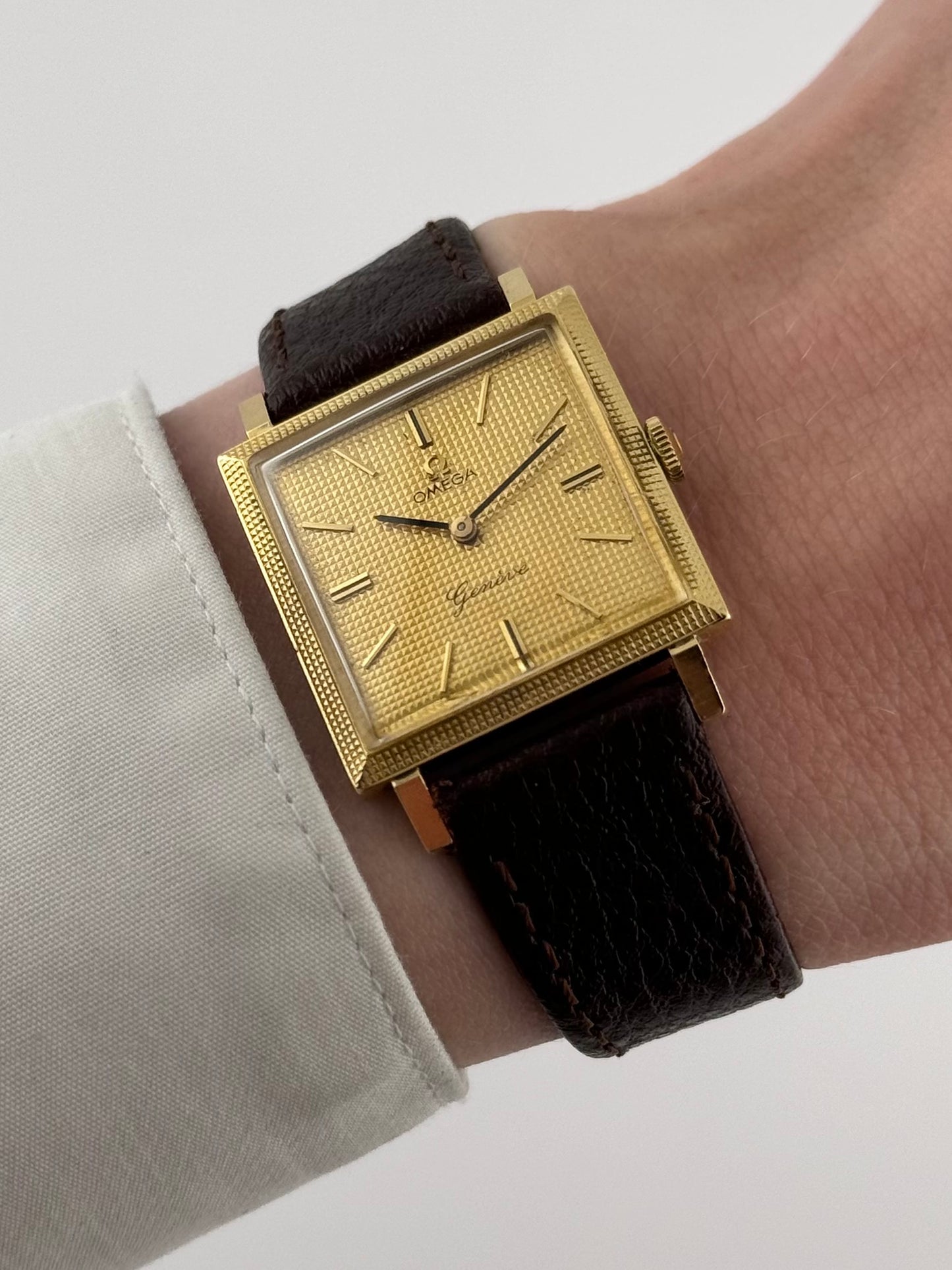 Omega Geneve Tank Manual Wind 111.031 - Rare Solid 18K Gold Hobnail
