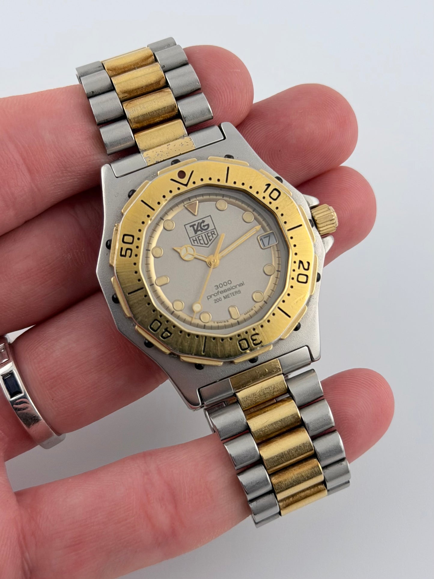 Tag Heuer Professional 3000 Quartz Date - 934.213