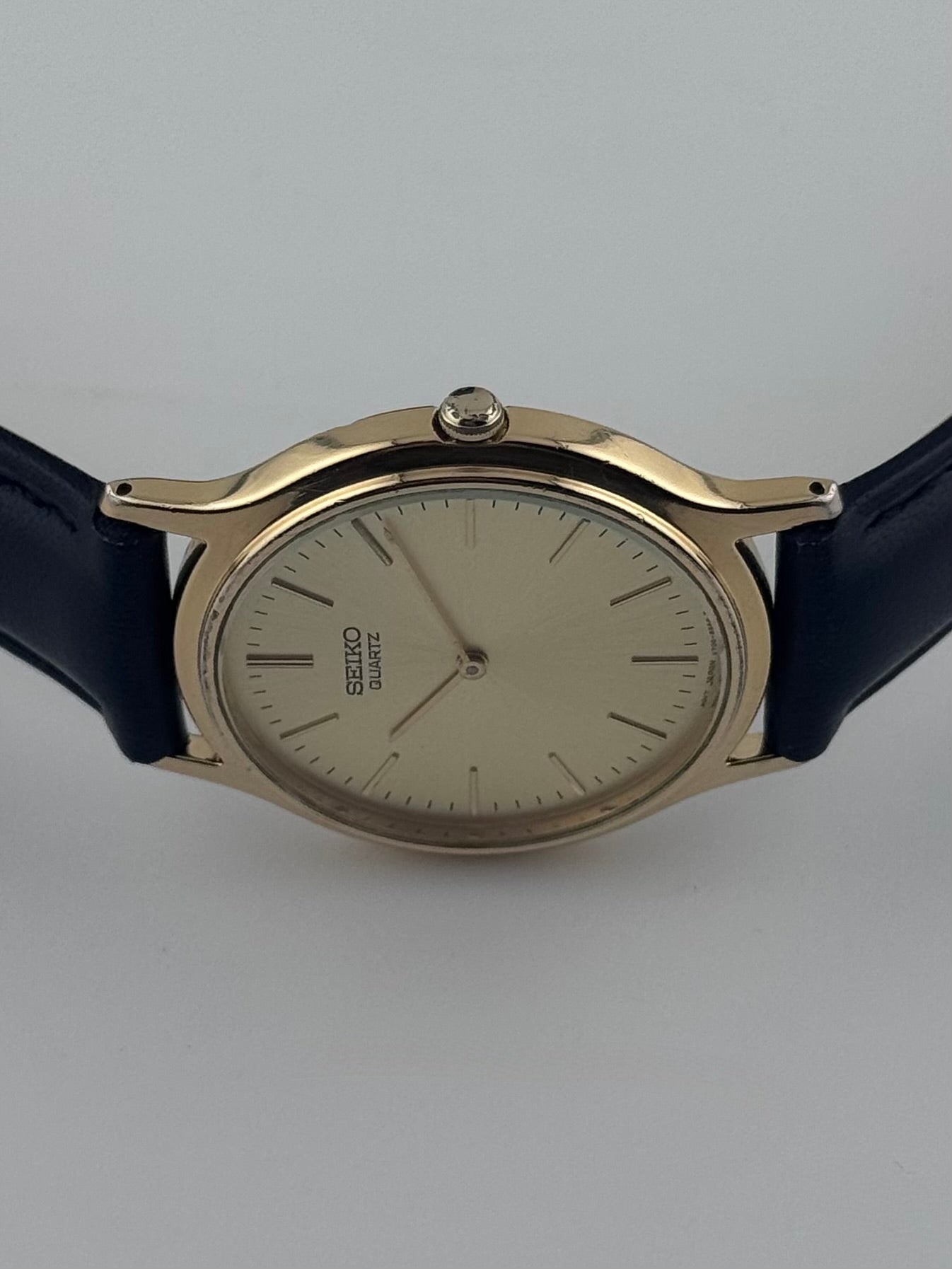 Seiko Quartz - V700-8A10