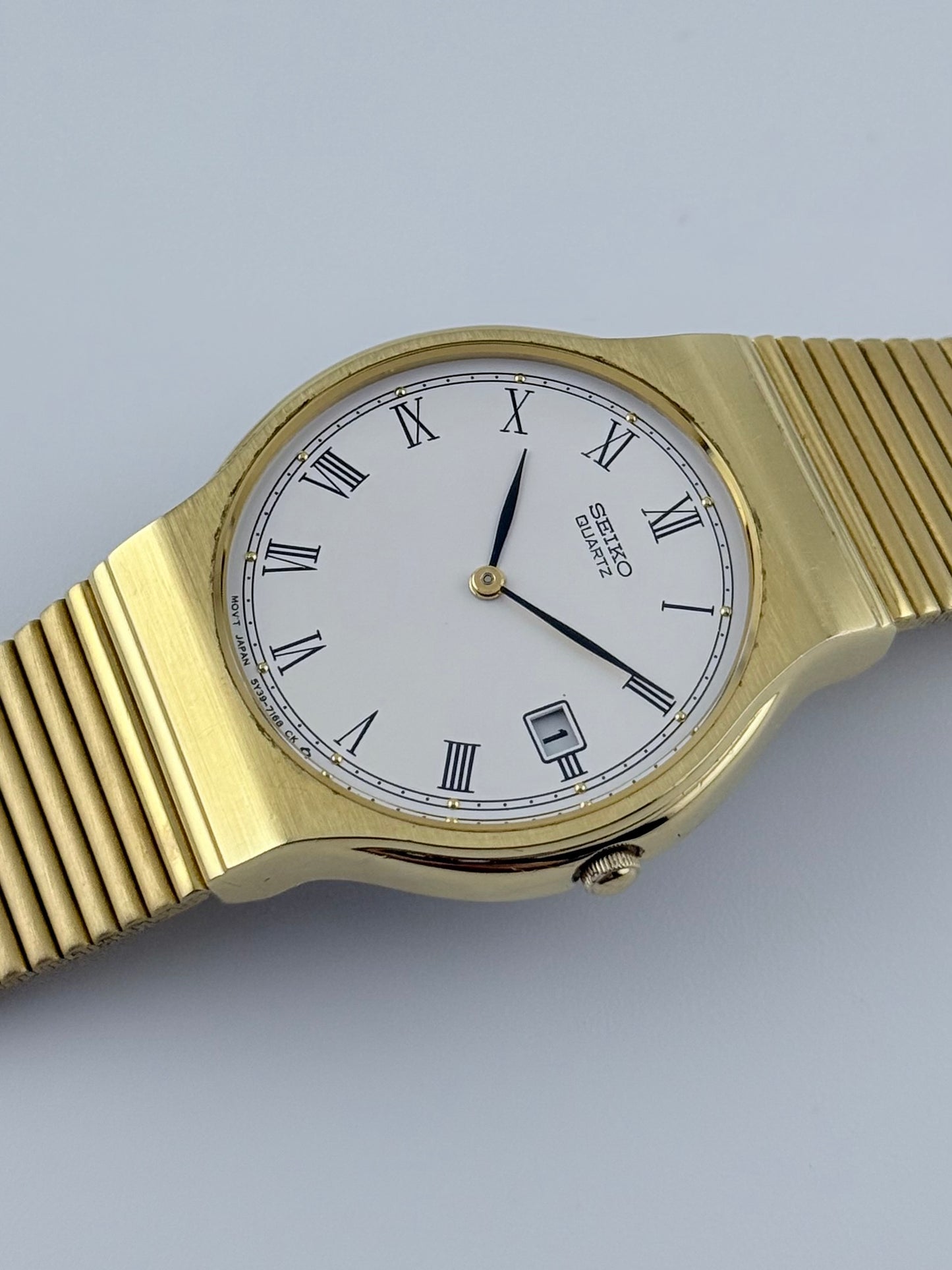 Seiko Quartz Date Dress Watch - 5Y39- 7000