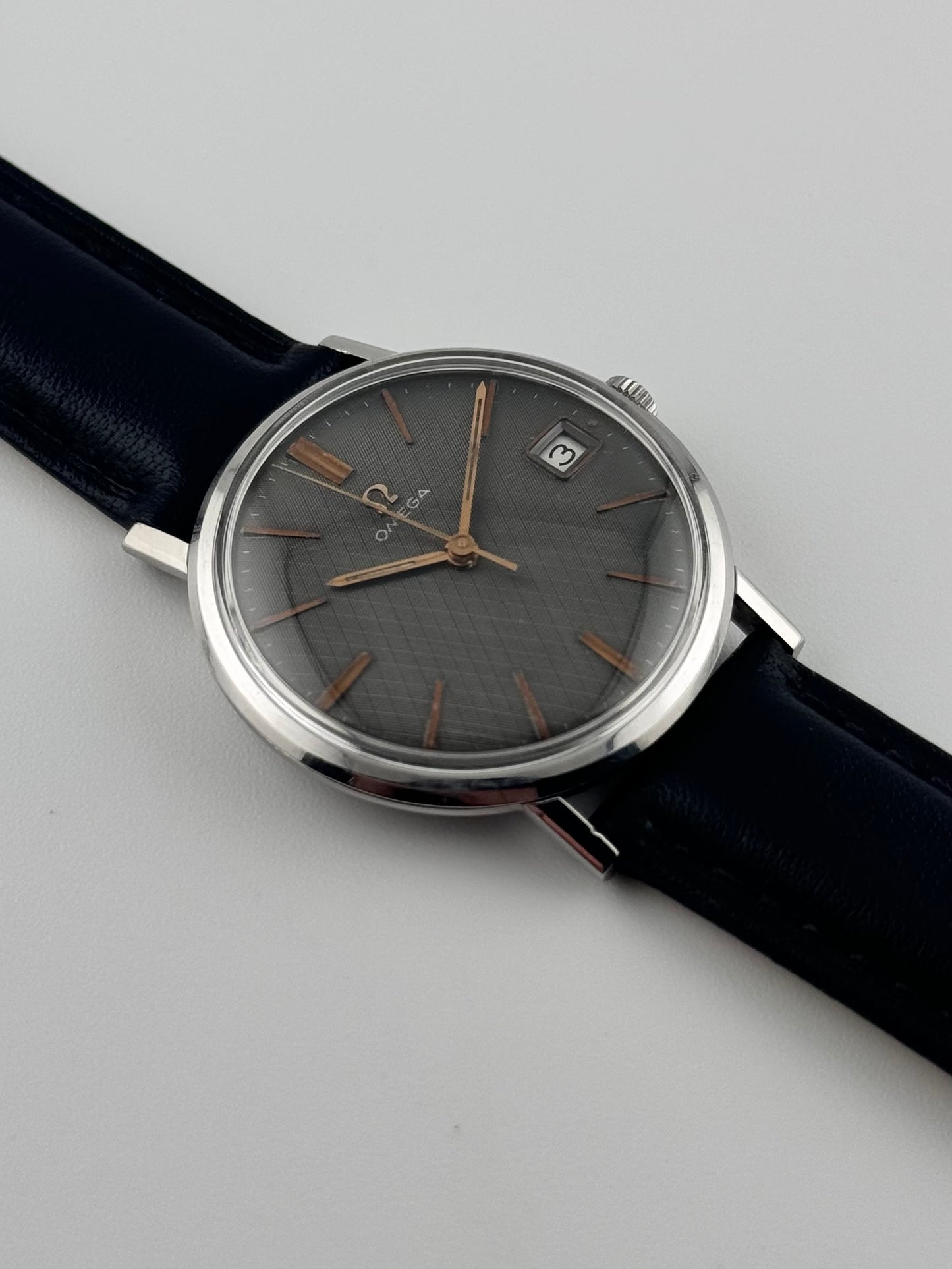 Omega Geneve Manual Date 132.019 - Grey Linen Dial