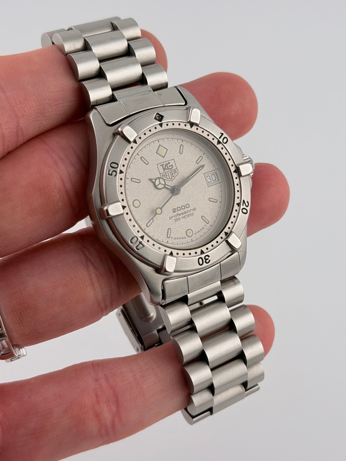 Tag Heuer Professional 2000 Quartz Date - 962.213