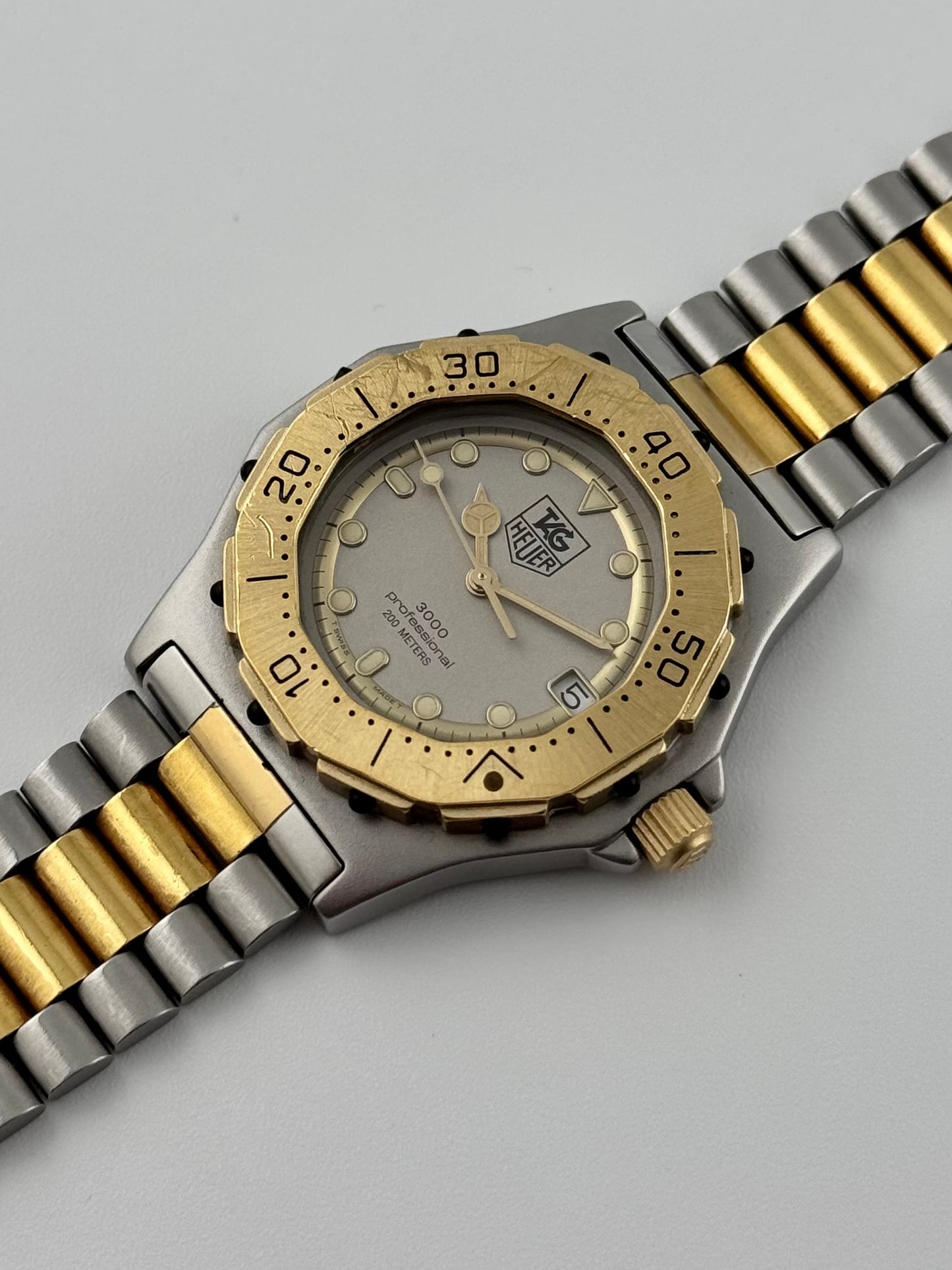 Tag Heuer Professional 3000 Quartz Date - 934.213