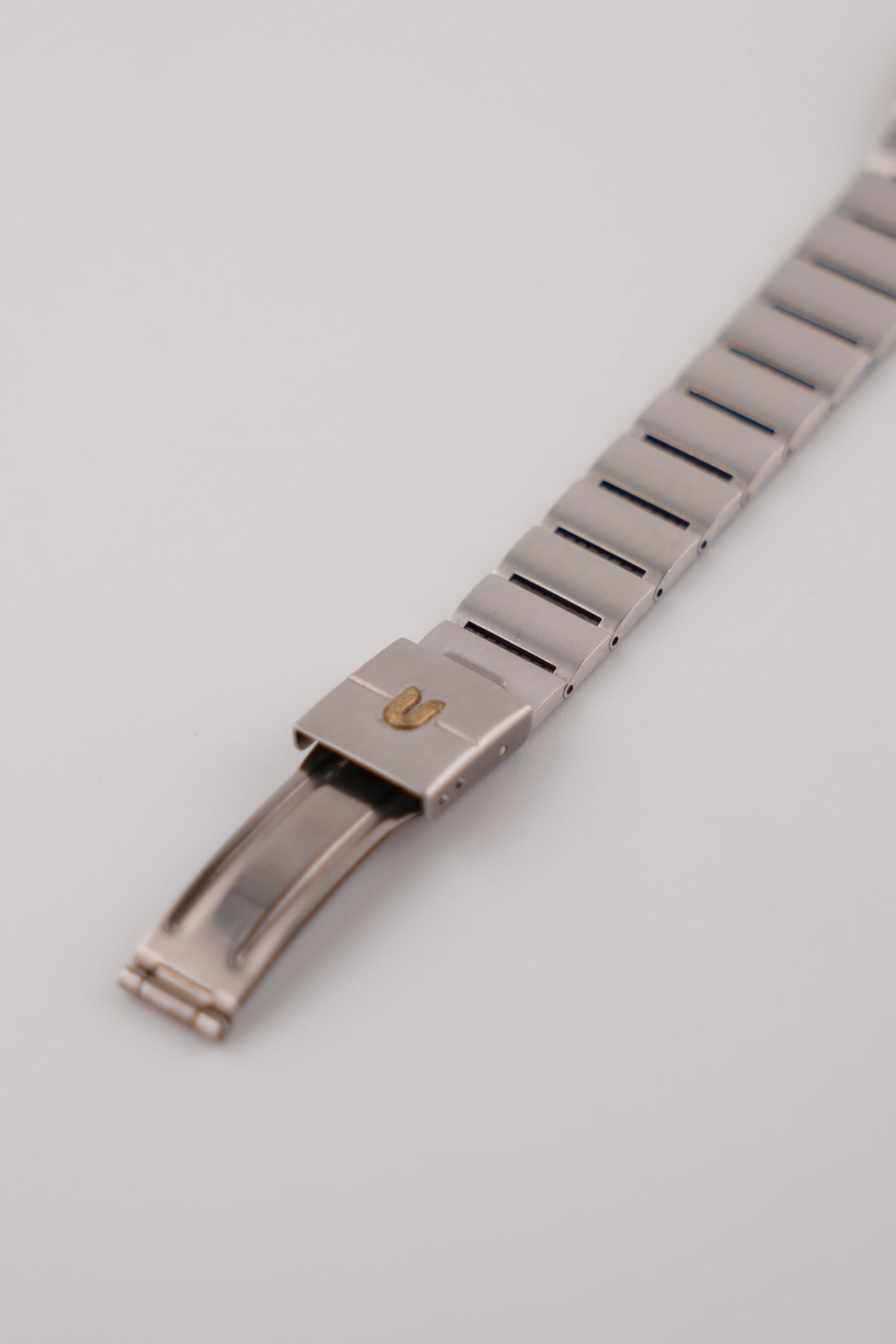 Universal Geneve White Shadow Quartz - 616.520 - Ladies