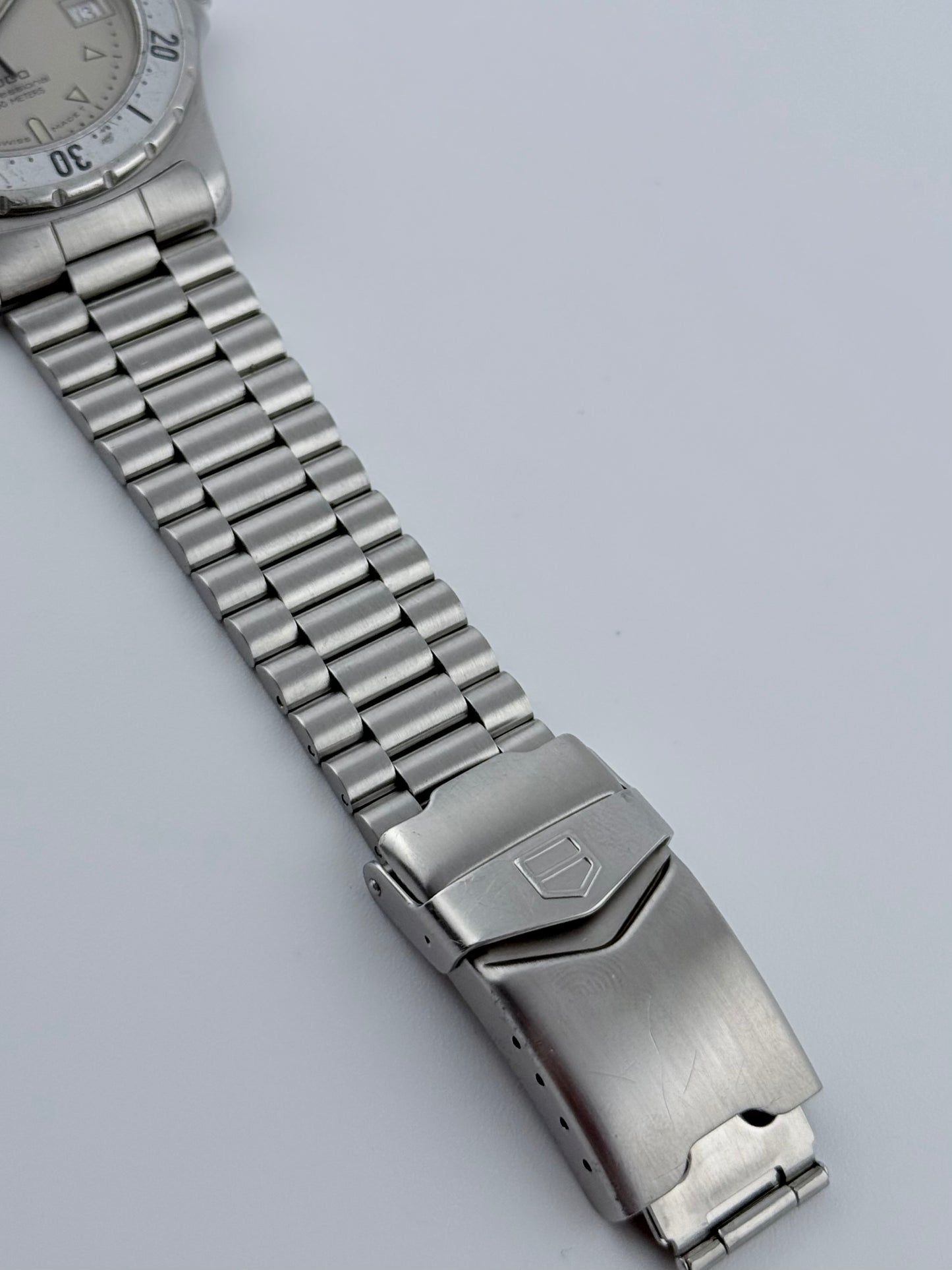 Tag Heuer Professional 2000 Quartz Date - 972.006