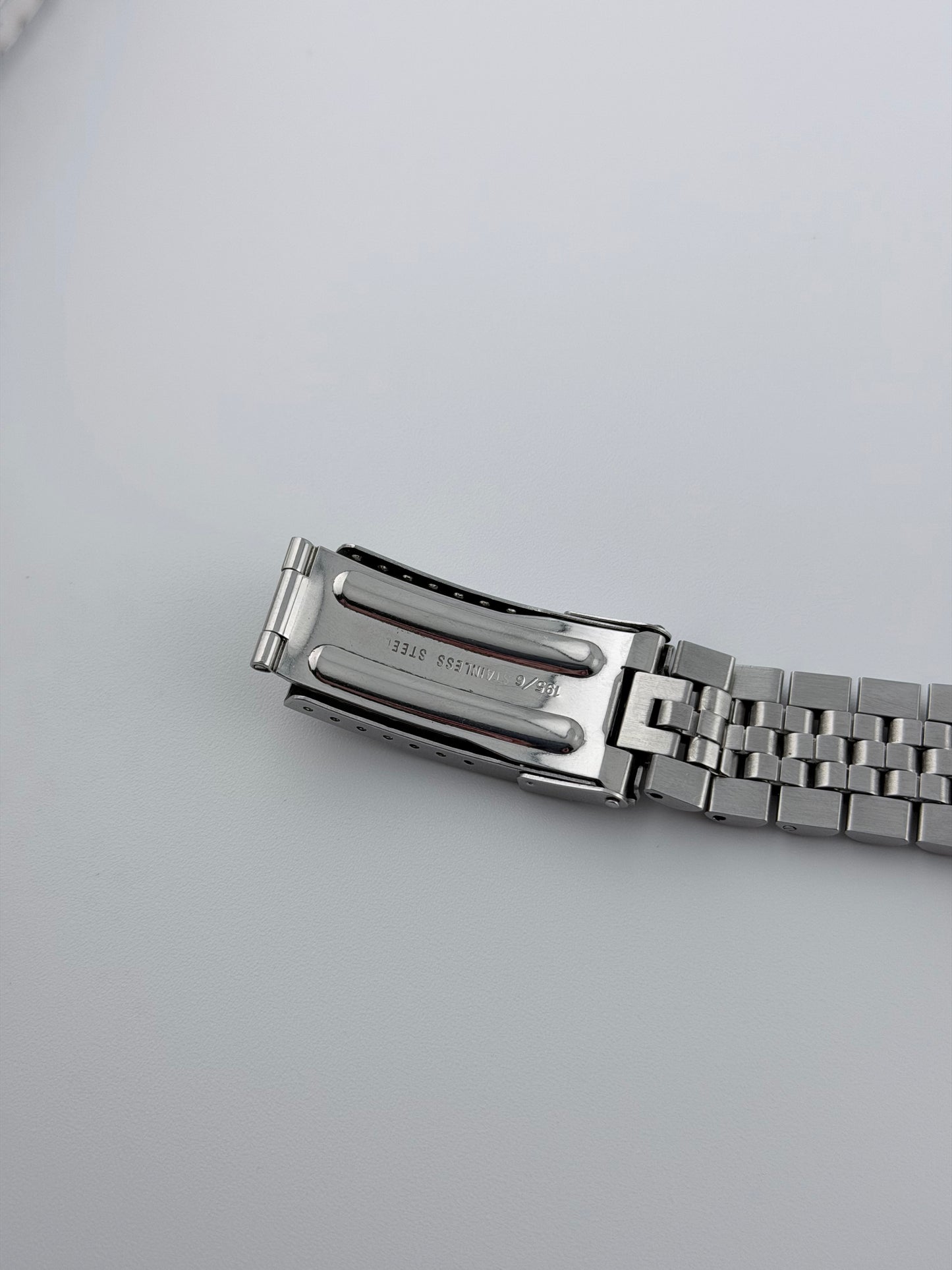 Tag Heuer Professional 1000 Quartz Date 200m 980.013B