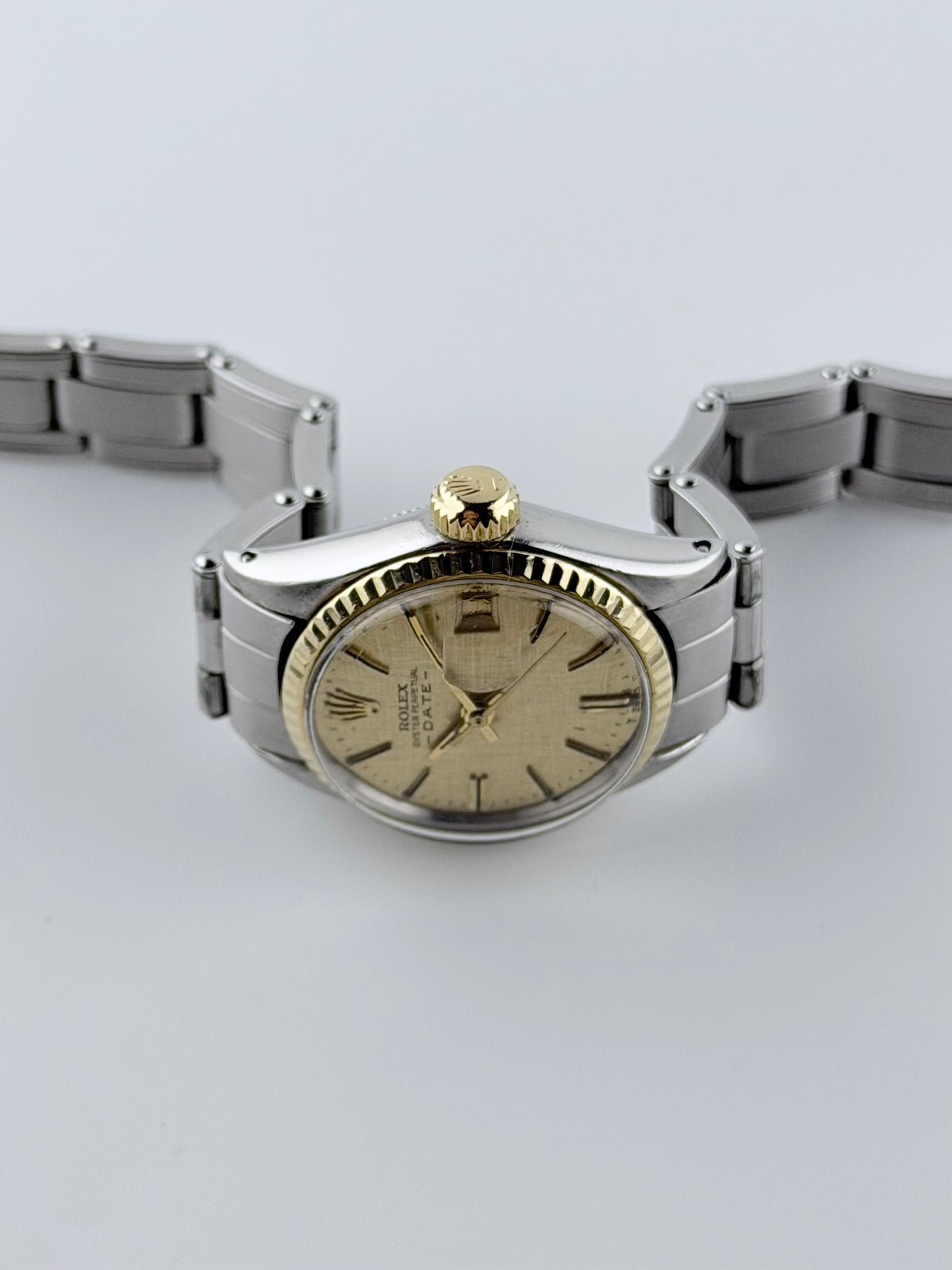 Rolex Oyster Perpetual Date Automatic – Ladies – 6517 – Linen Dial – Special Bracelet – 18ct Bezel – With Box