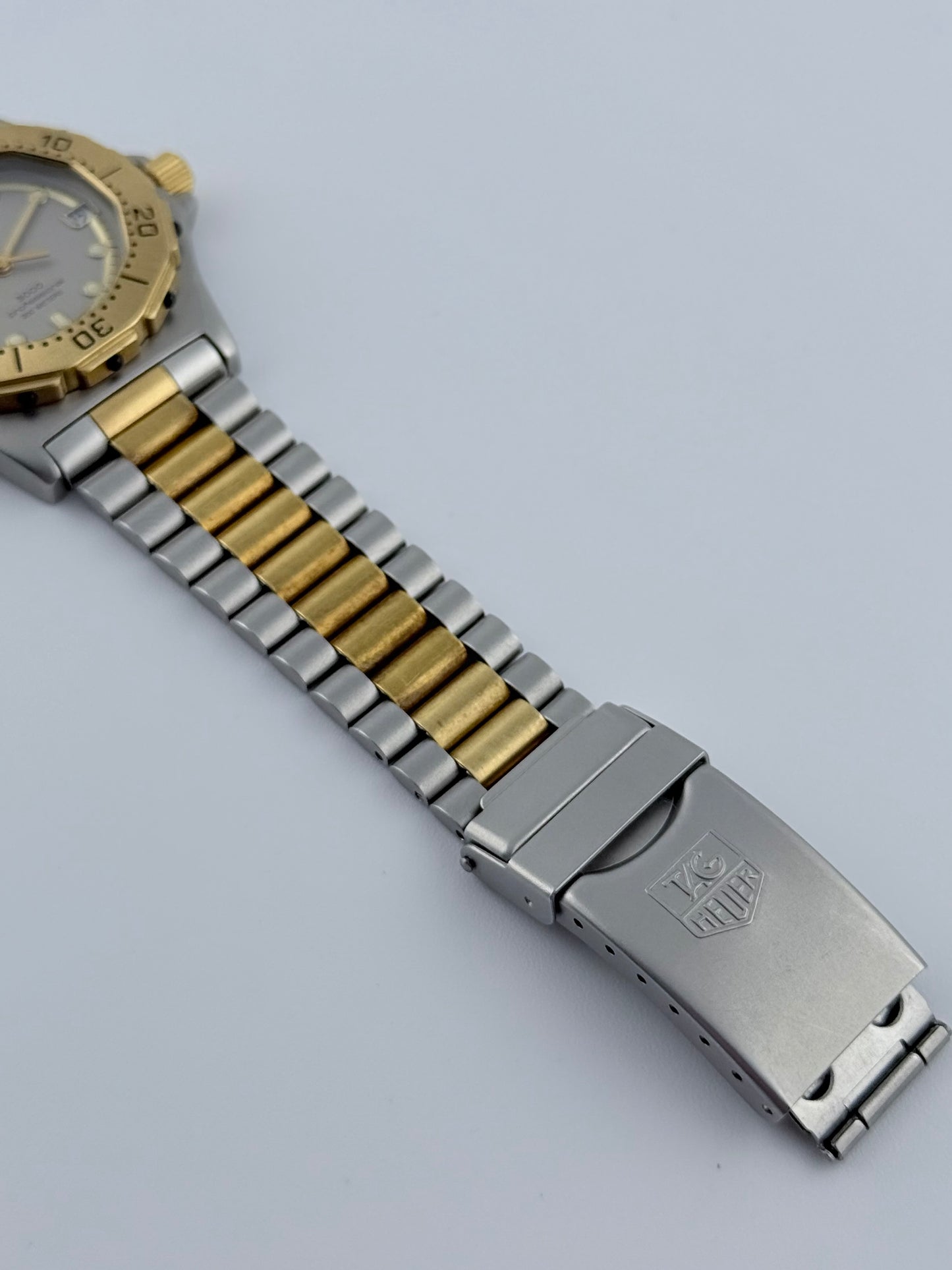 Tag Heuer Professional 3000 Quartz Date - 934.213