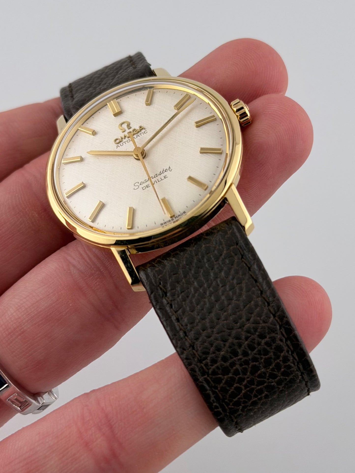 Omega Seamaster De Ville Automatic Linen Dial - 18ct Gold - 165.5020 - Box and Papers!
