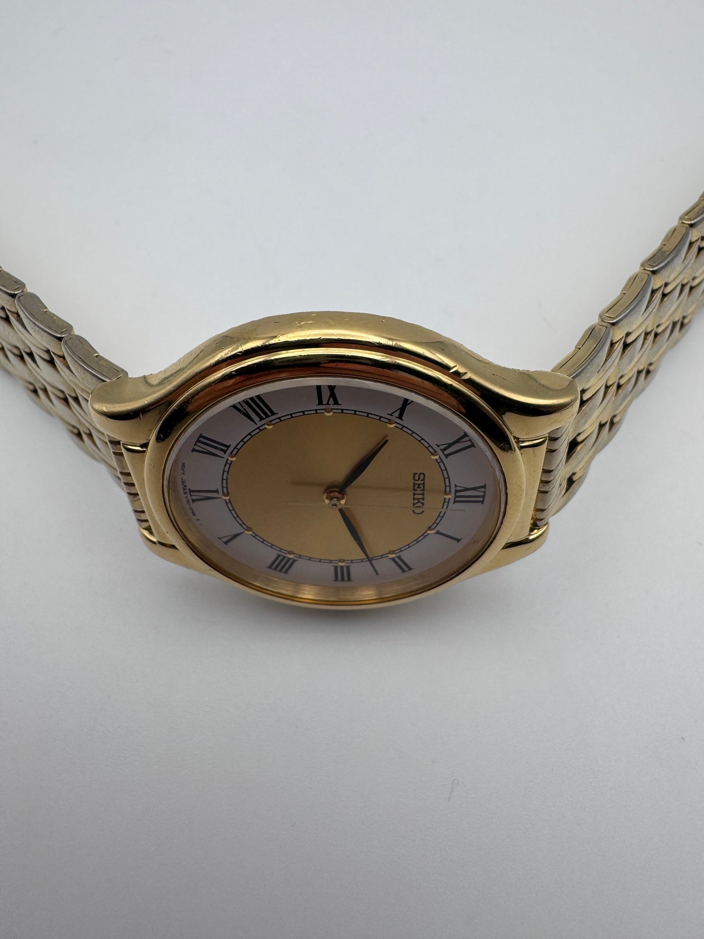 Seiko Quartz V701-1Y70