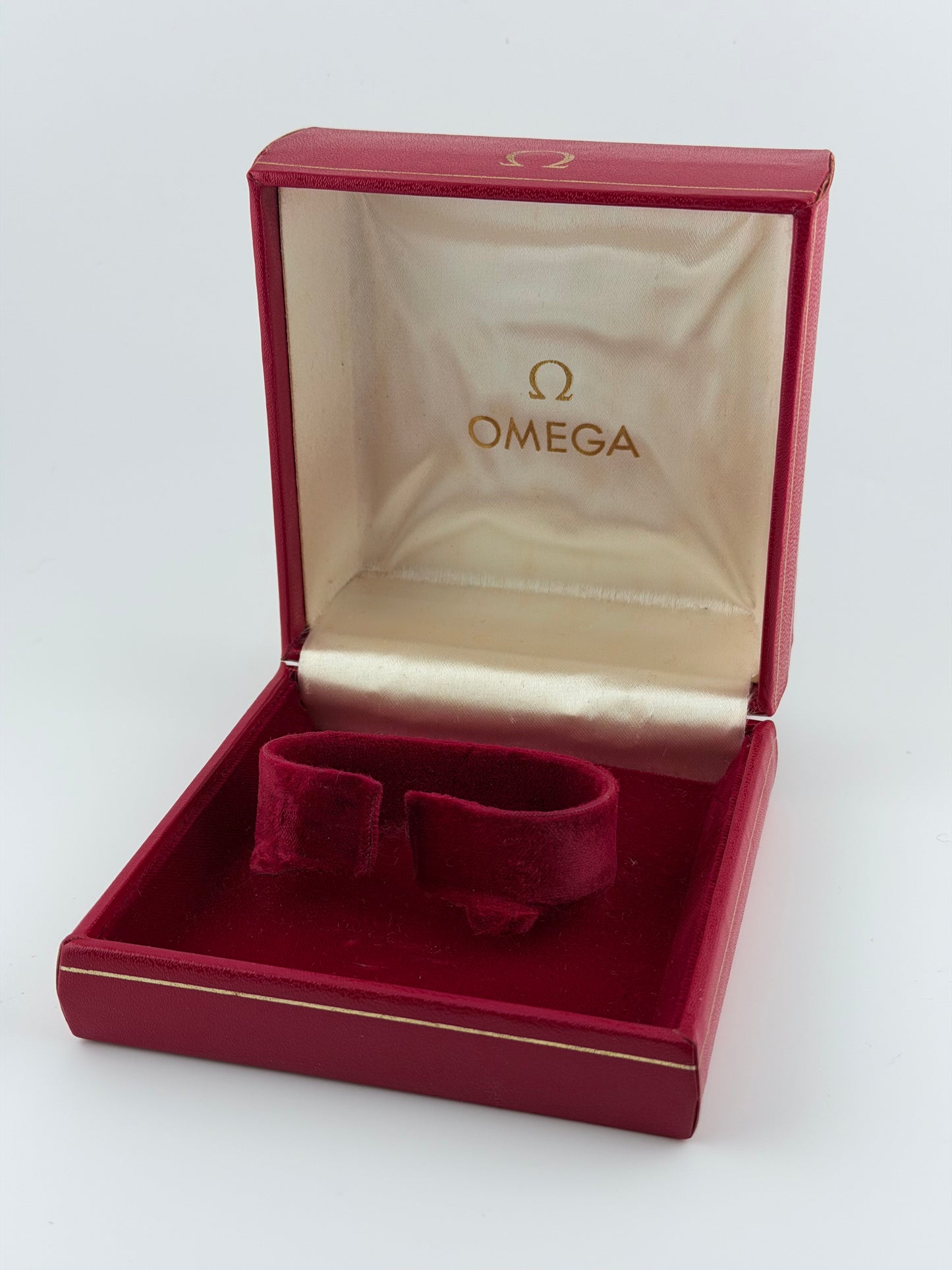 Omega Geneve Manual Wind 9ct Gold - 131.5016 - Original Box and Papers