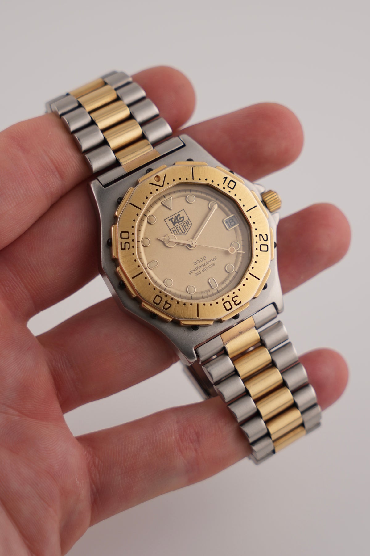 Tag Heuer Professional 3000 Quartz Date - 935.406