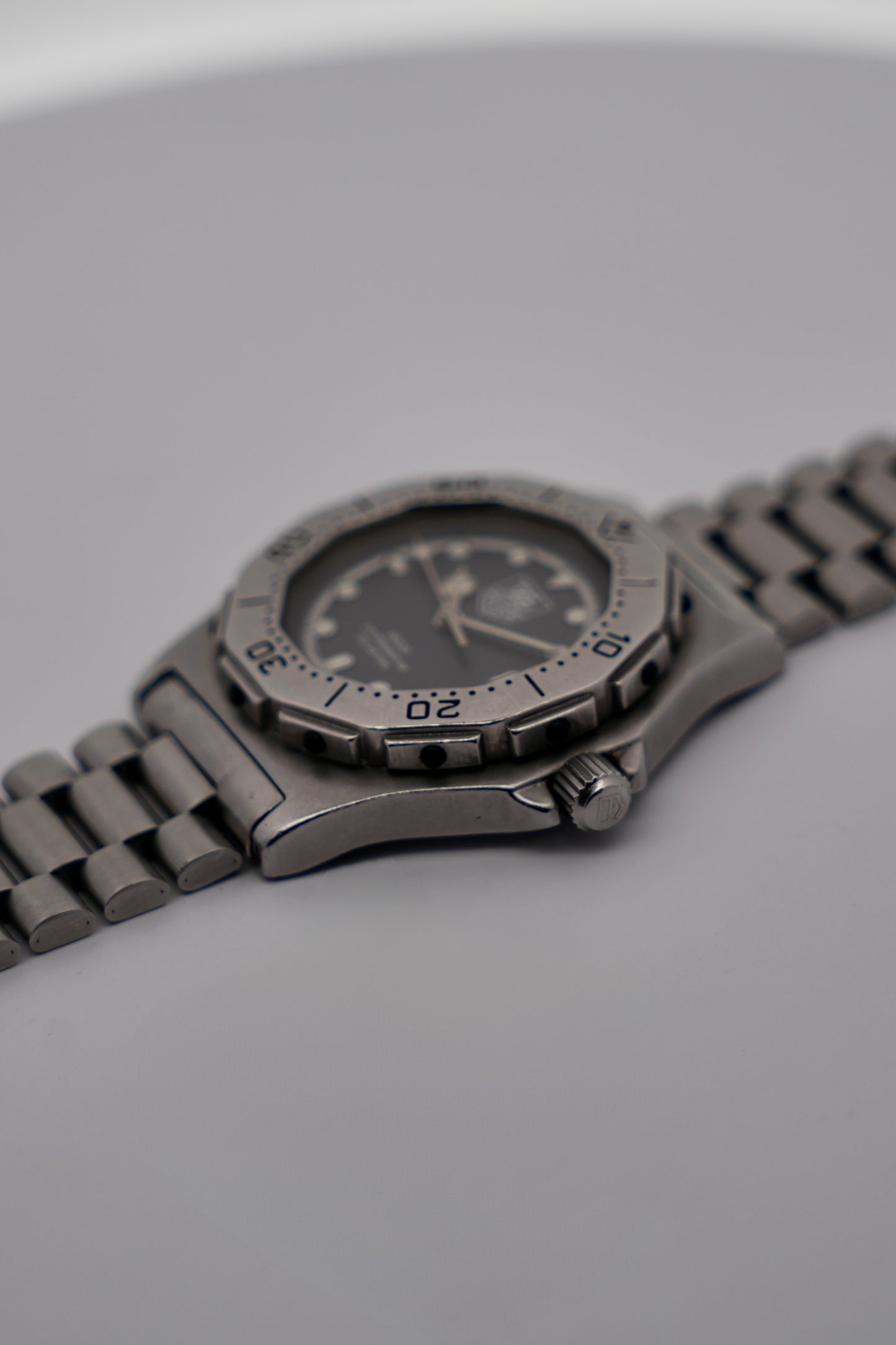 TAG Heuer Professional 3000 Quartz Date - 932.213