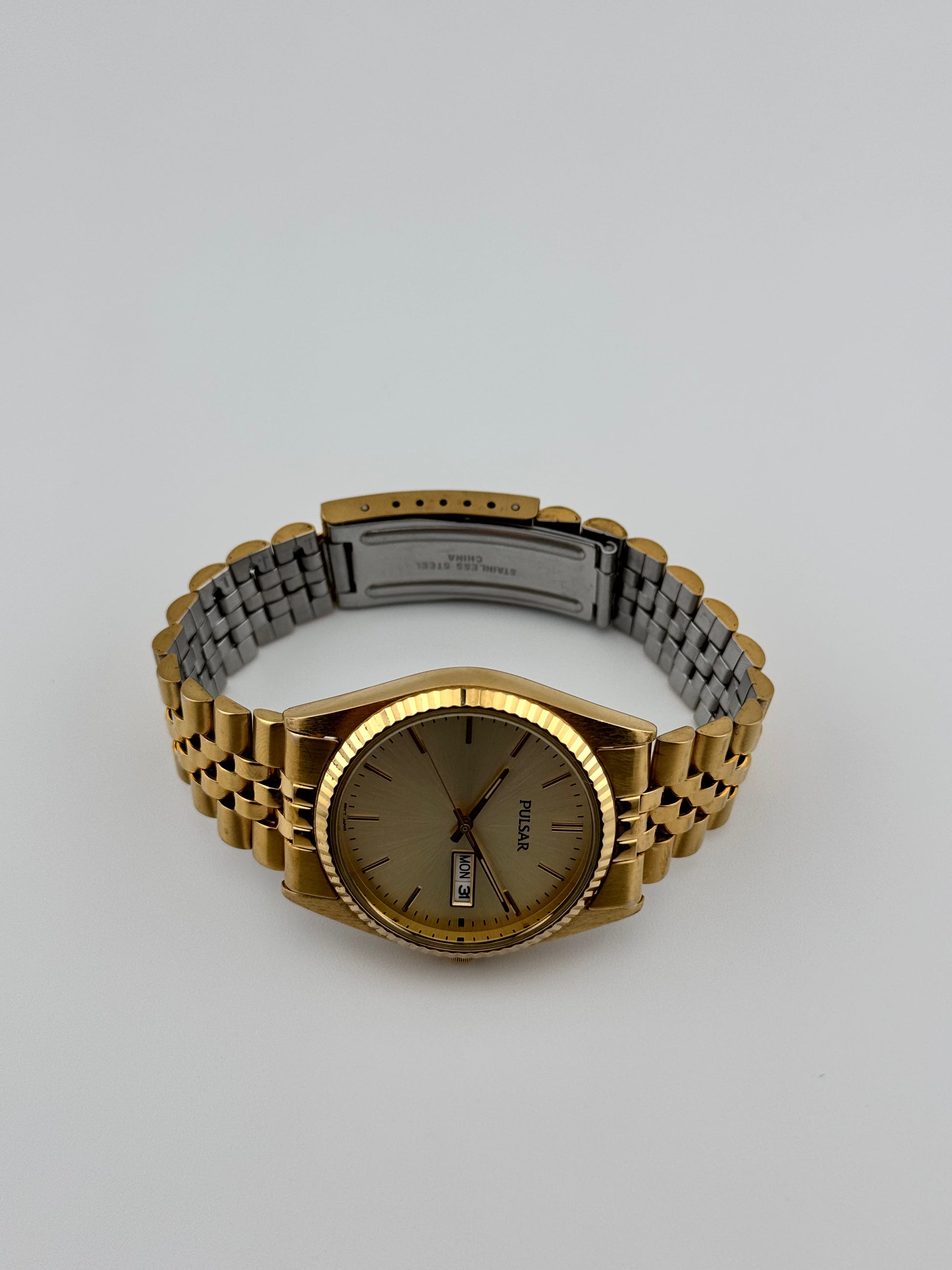 Pulsar Day-Date Quartz V733-X029 The Wrist Watcher Pulsar Day-Date Quartz V733-X029 The Wrist Watcher