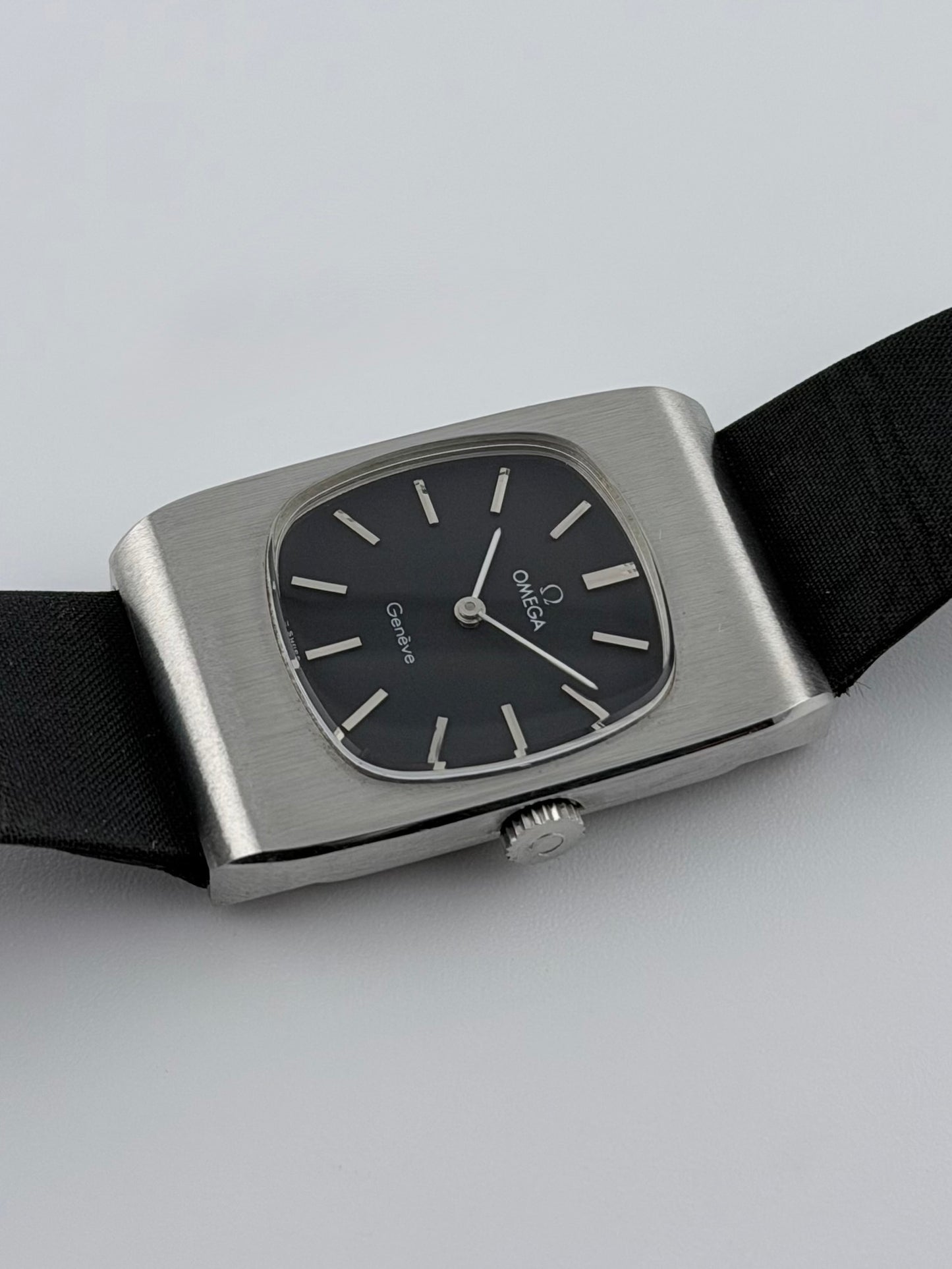 Omega Geneve Tank Manual Wind 511.0470 - Box and Papers