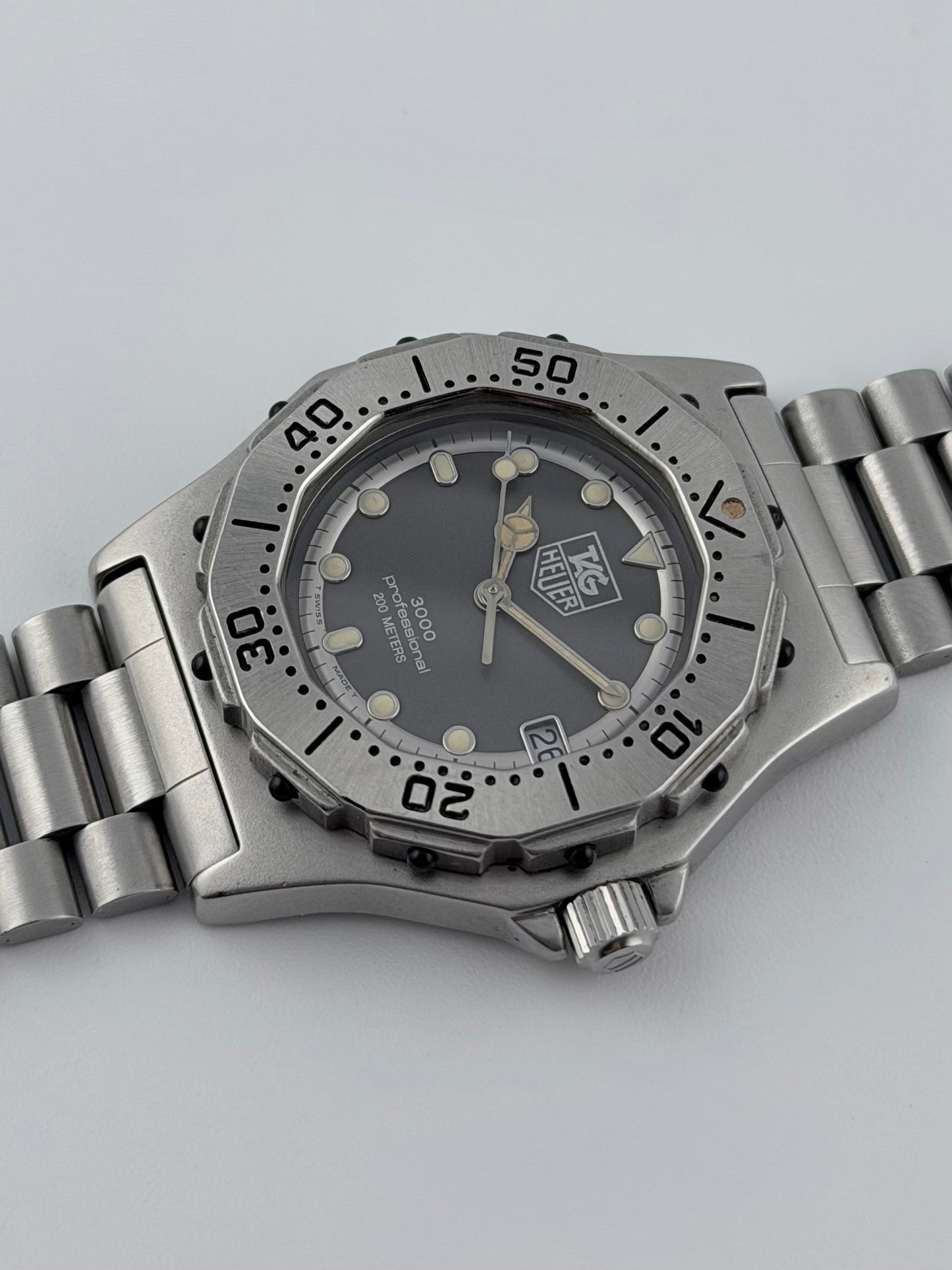 Tag Heuer Professional 3000 Quartz Date - 932.213