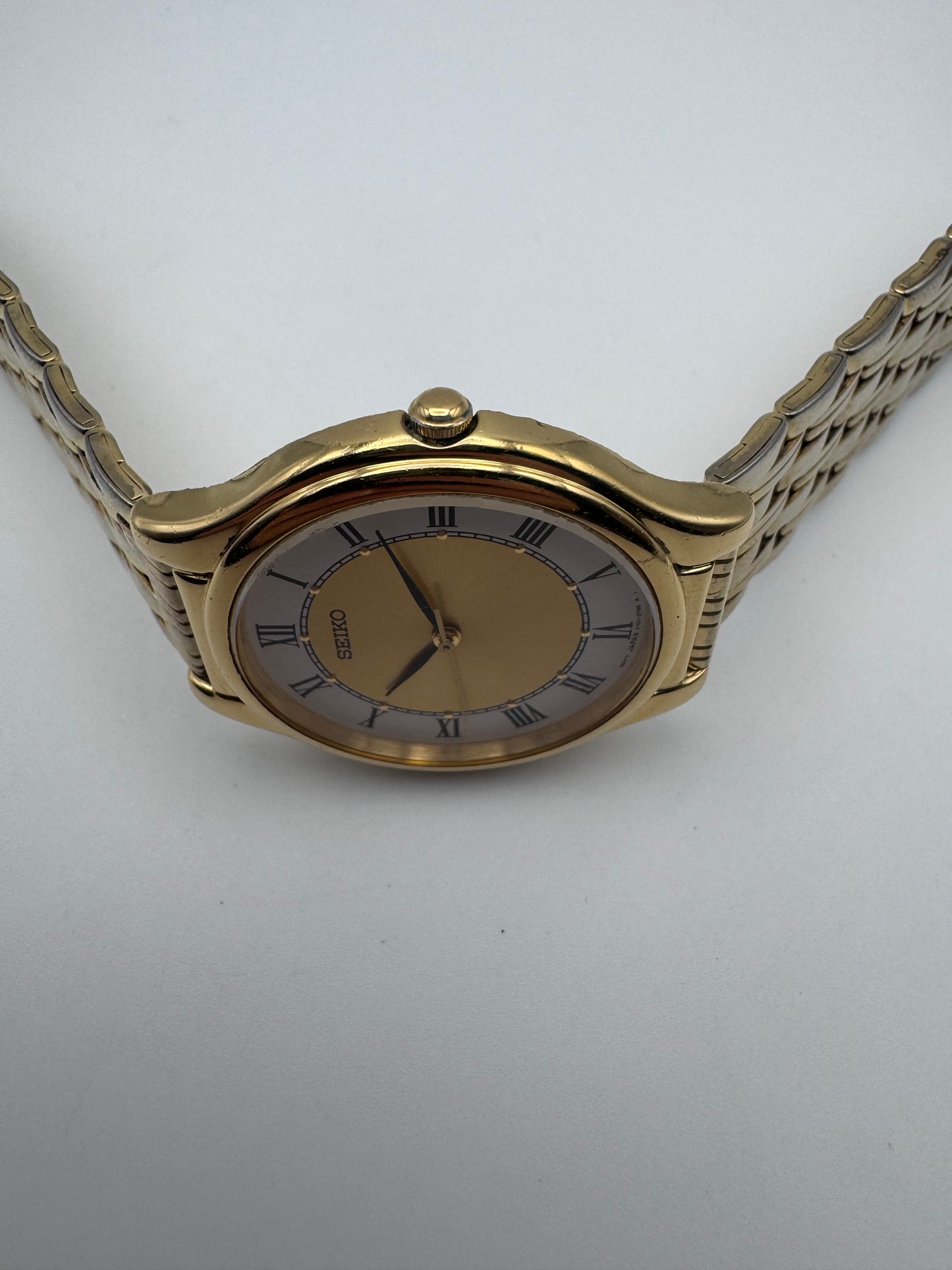 Seiko Quartz V701-1Y70